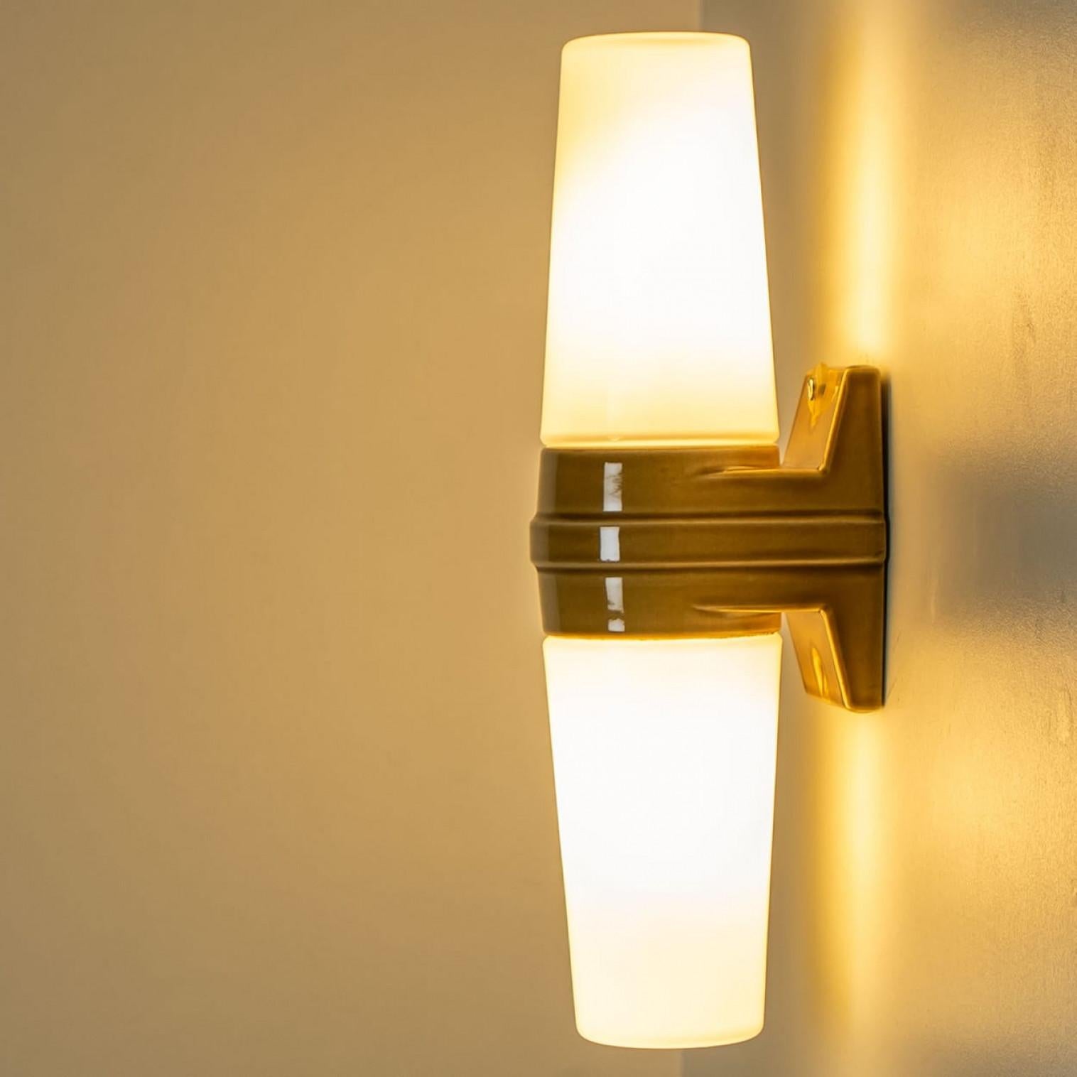 Fin du 20e siècle Paire de lampes murales en céramique blanche et Brown, Suède, 1970 en vente