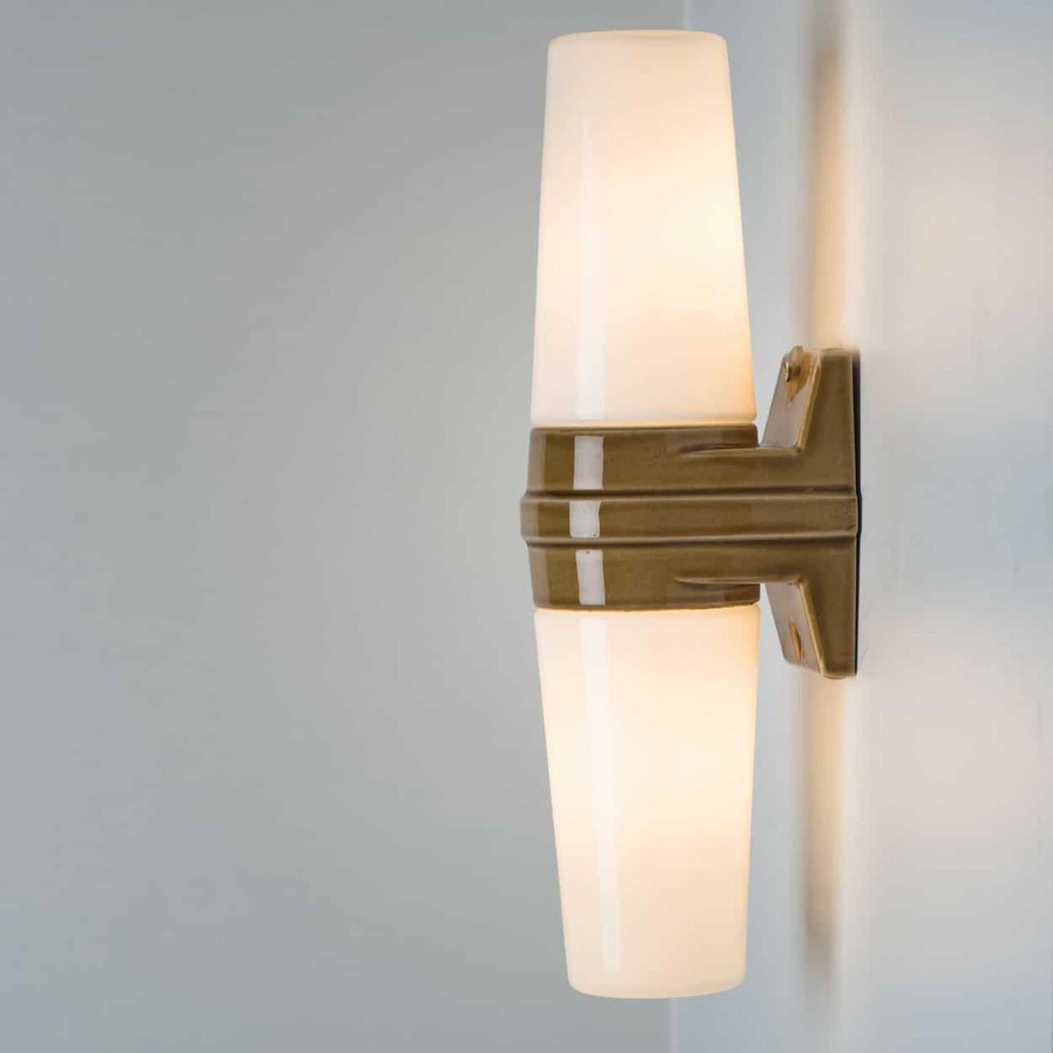 Fin du 20e siècle Paire de lampes murales en céramique blanche et Brown, Suède, 1970 en vente