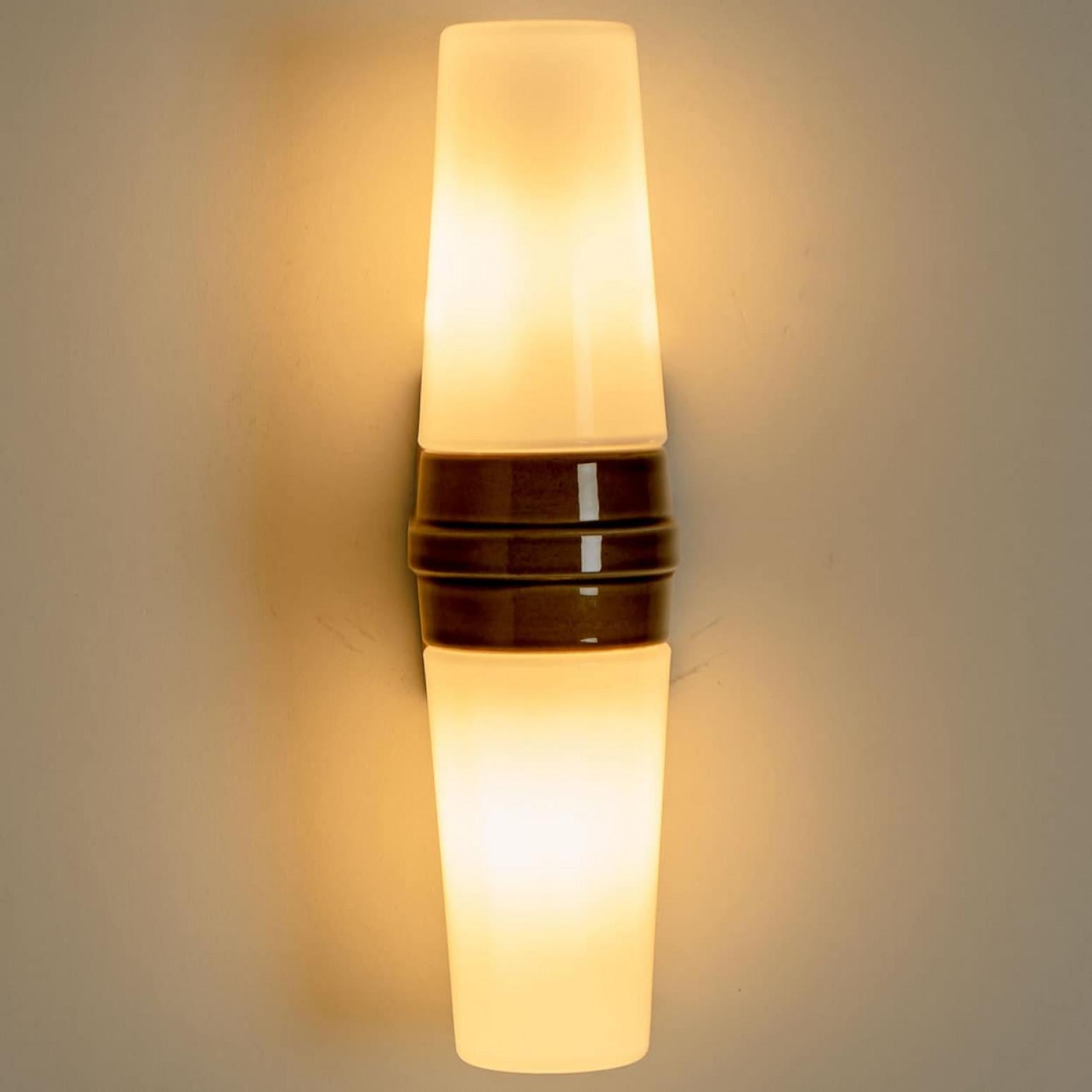 Céramique Paire de lampes murales en céramique blanche et Brown, Suède, 1970 en vente