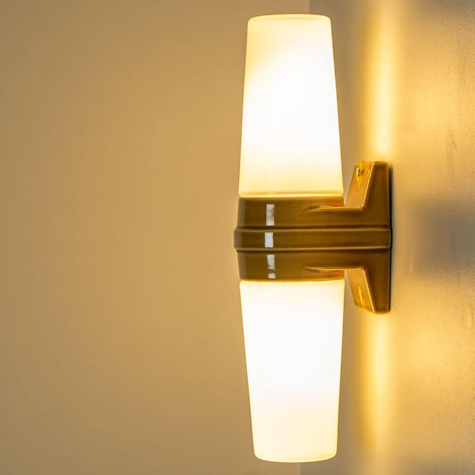 Céramique Paire de lampes murales en céramique blanche et Brown, Suède, 1970 en vente
