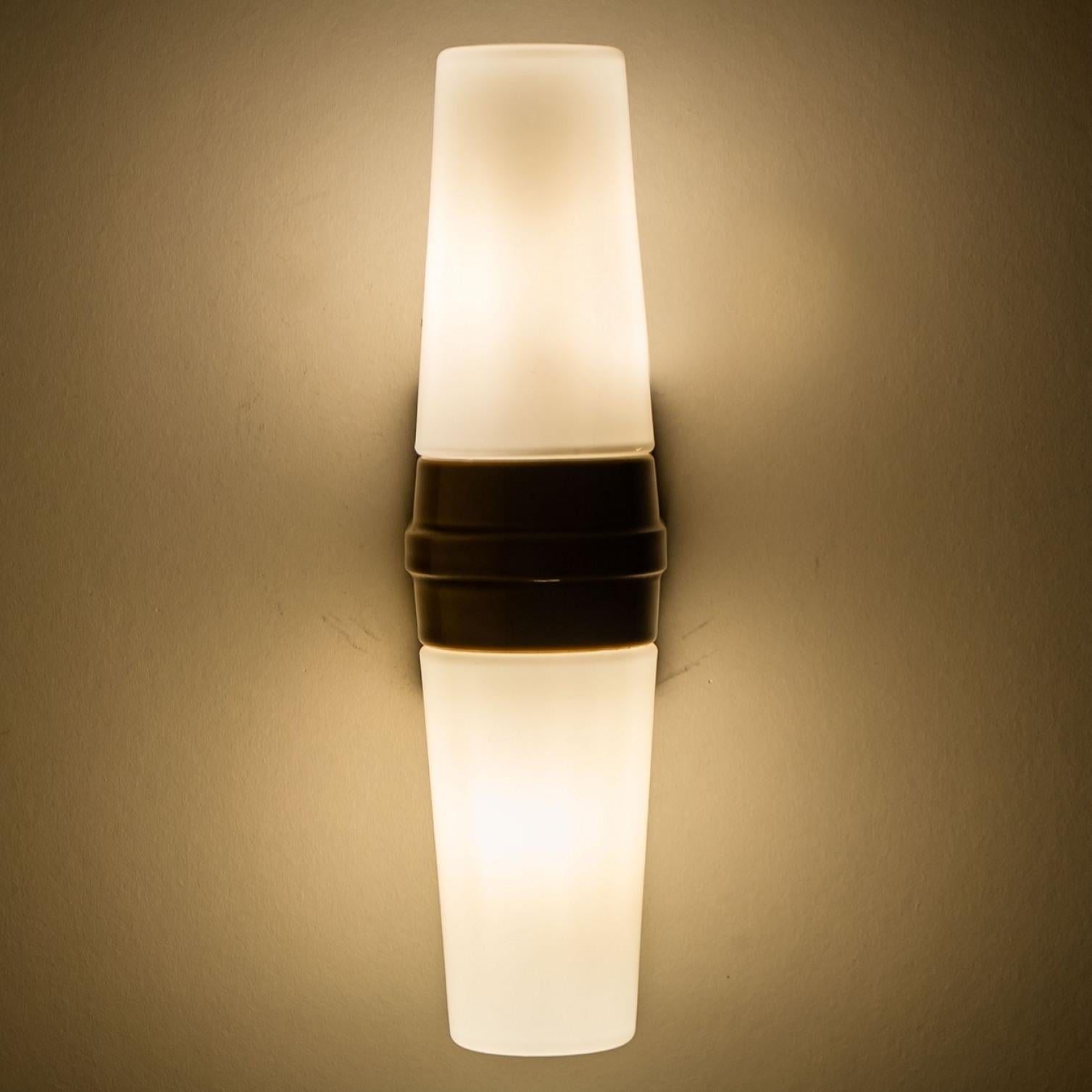 Paire de lampes murales en céramique blanche et Brown, Suède, 1970 en vente 1
