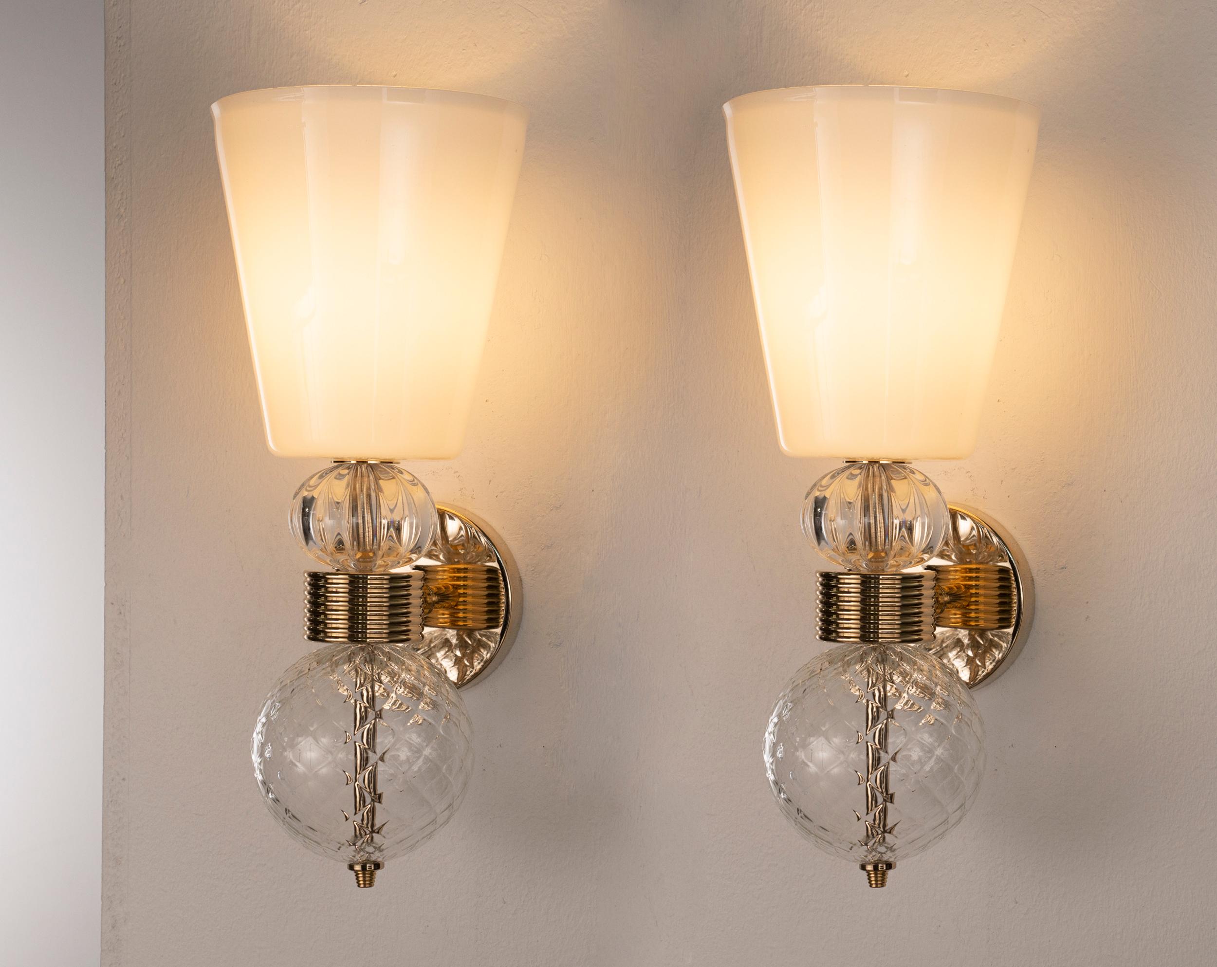 Coppia di lampade da parete in vetro di Murano bianco e trasparente con montatura placcata oro lucido, made in Italy, in stock

Condizioni: condizioni praticamente perfette e mai usate: nessun graffio pesante, nessun difetto, nessuna crepa, nessuna