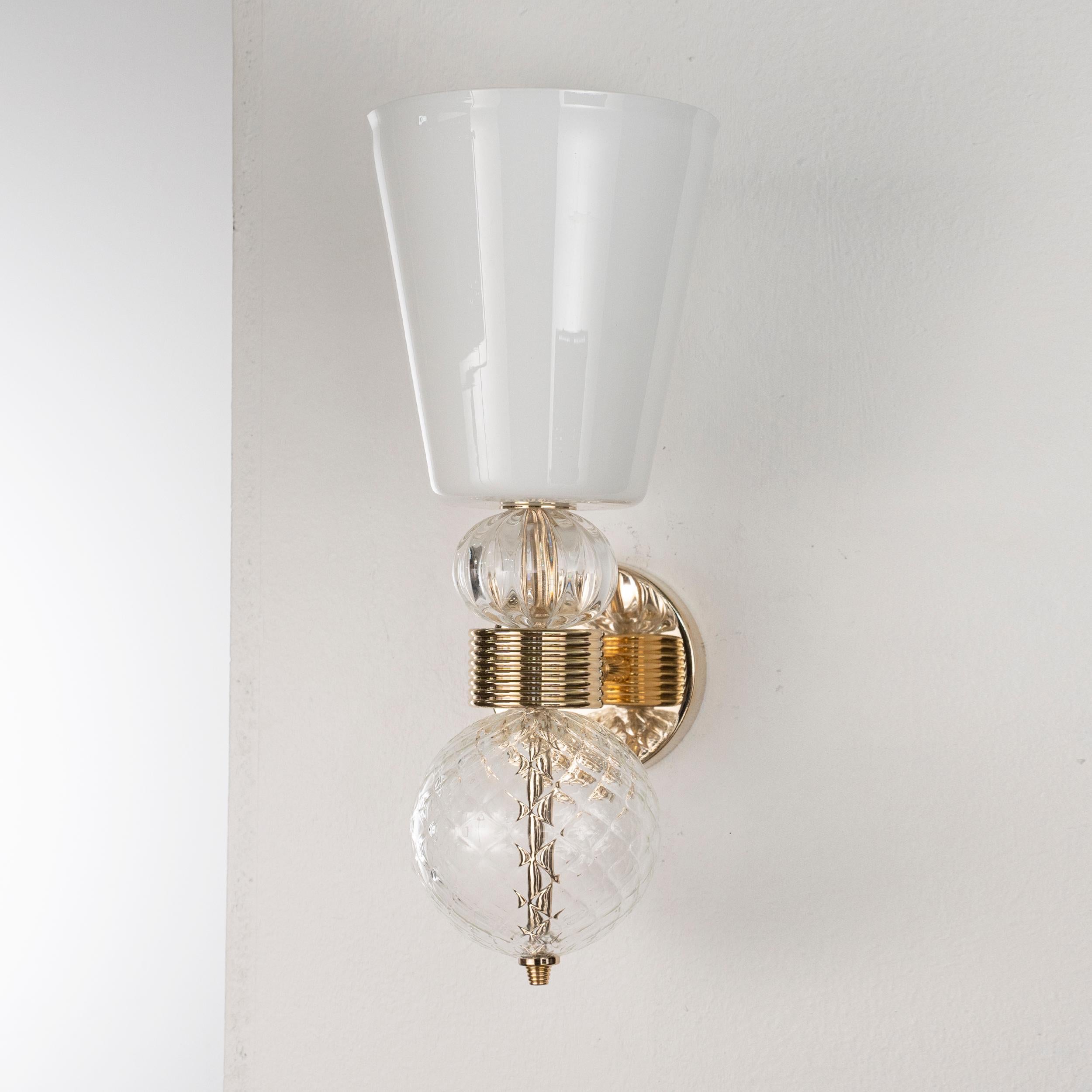 Art Déco Coppia di lampade da parete in vetro di Murano bianco e trasparente con cornice dorata, Italia in stock in vendita
