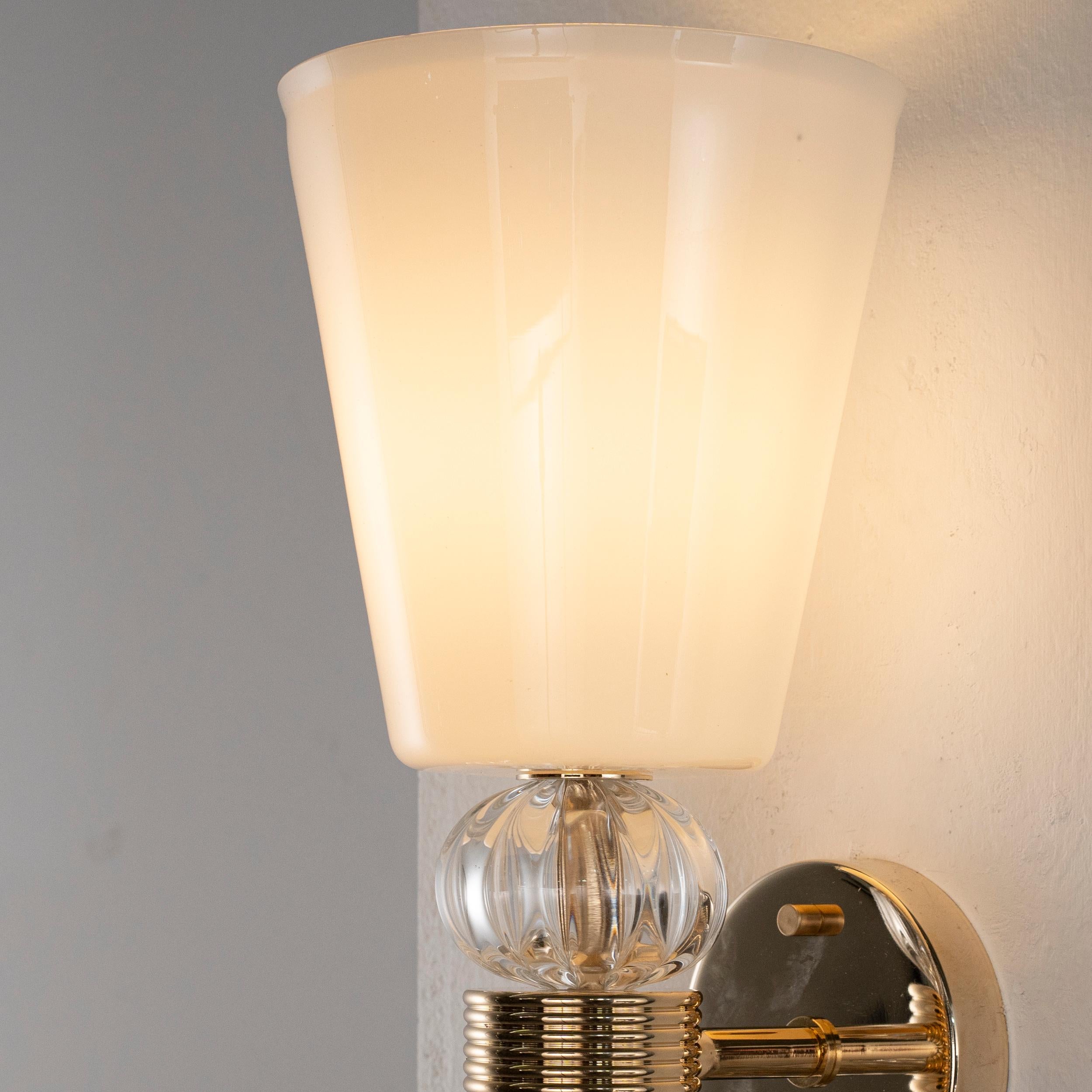 Italiano Coppia di lampade da parete in vetro di Murano bianco e trasparente con cornice dorata, Italia in stock in vendita