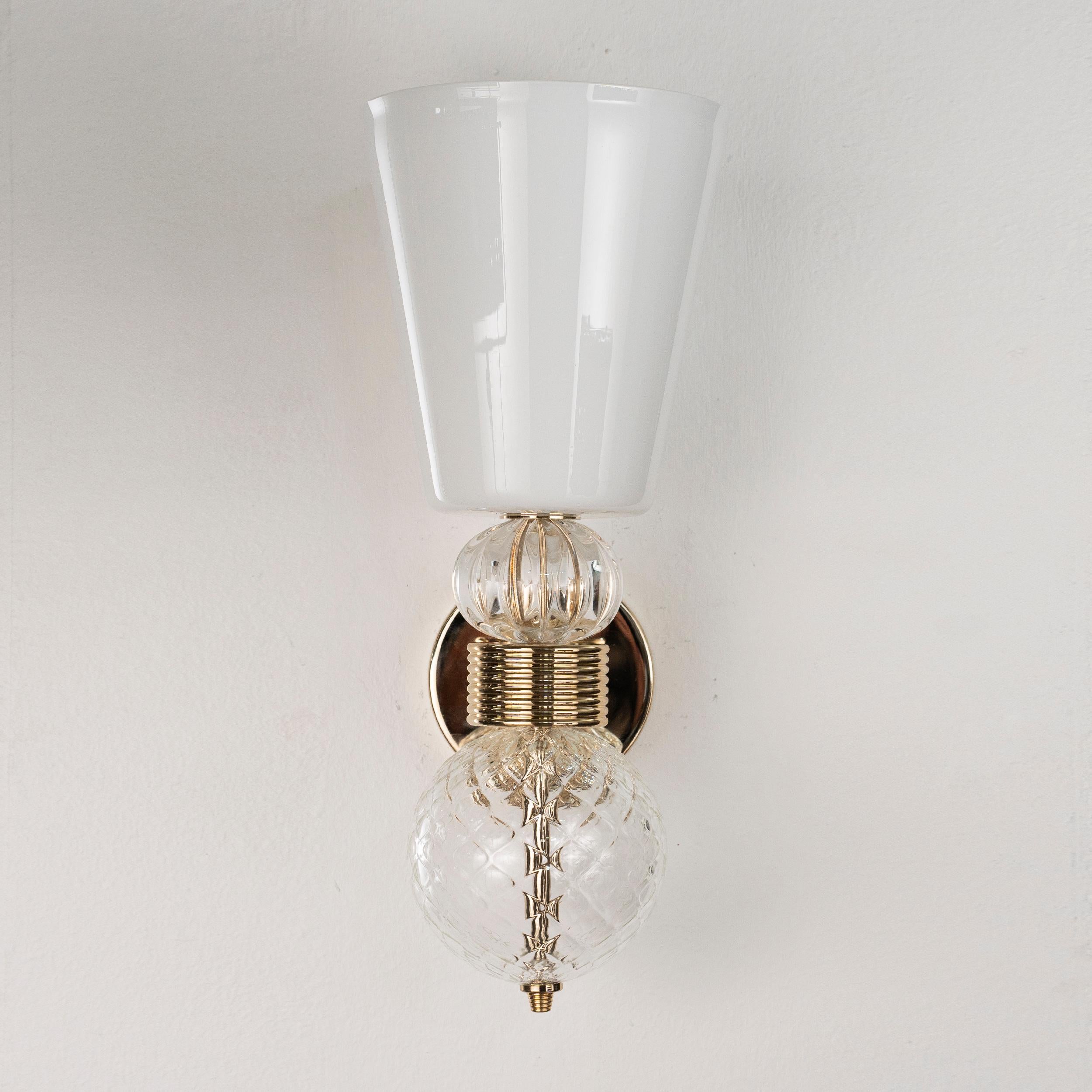 Coppia di lampade da parete in vetro di Murano bianco e trasparente con cornice dorata, Italia in stock In condizioni ottime in vendita a Venezia, IT