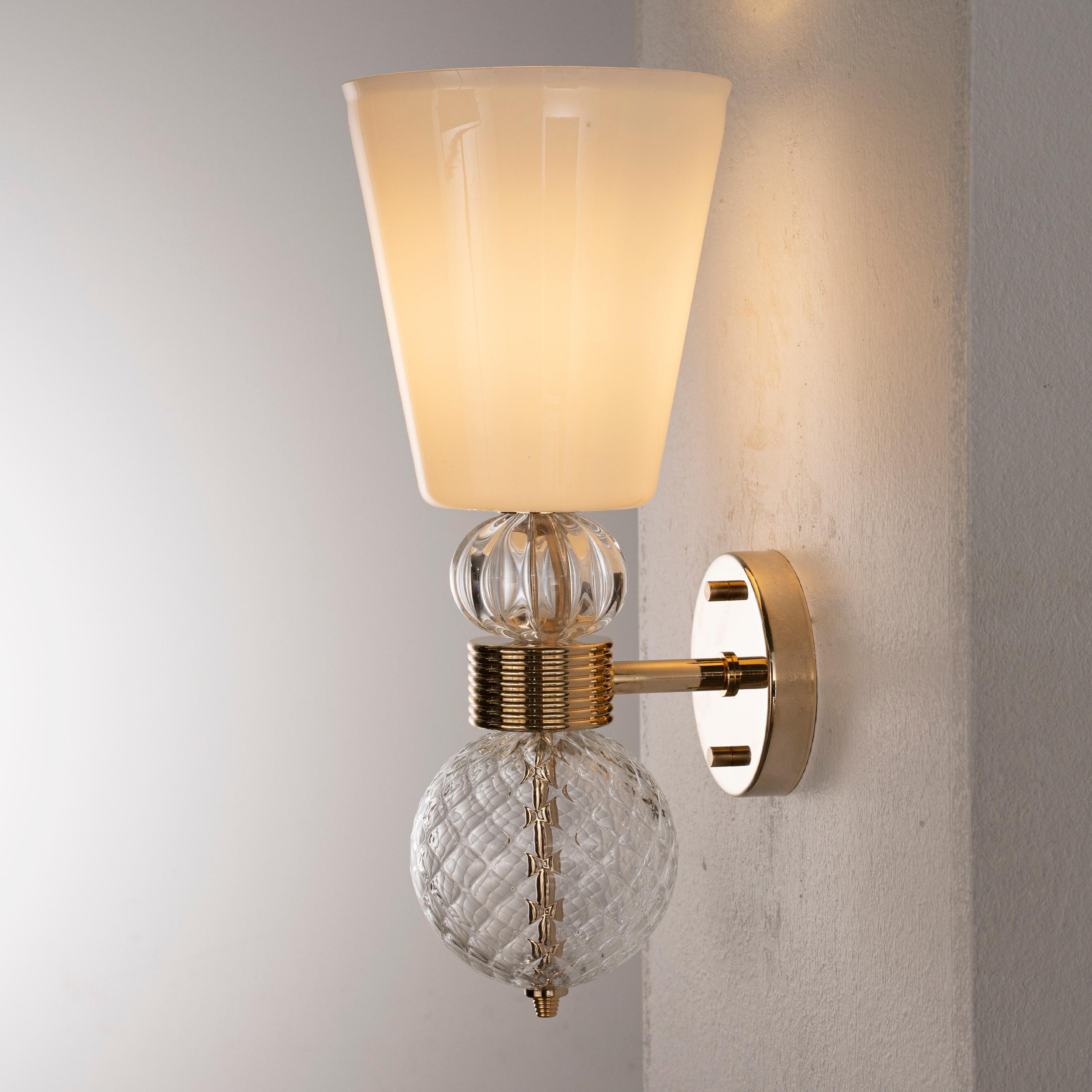XX secolo Coppia di lampade da parete in vetro di Murano bianco e trasparente con cornice dorata, Italia in stock in vendita