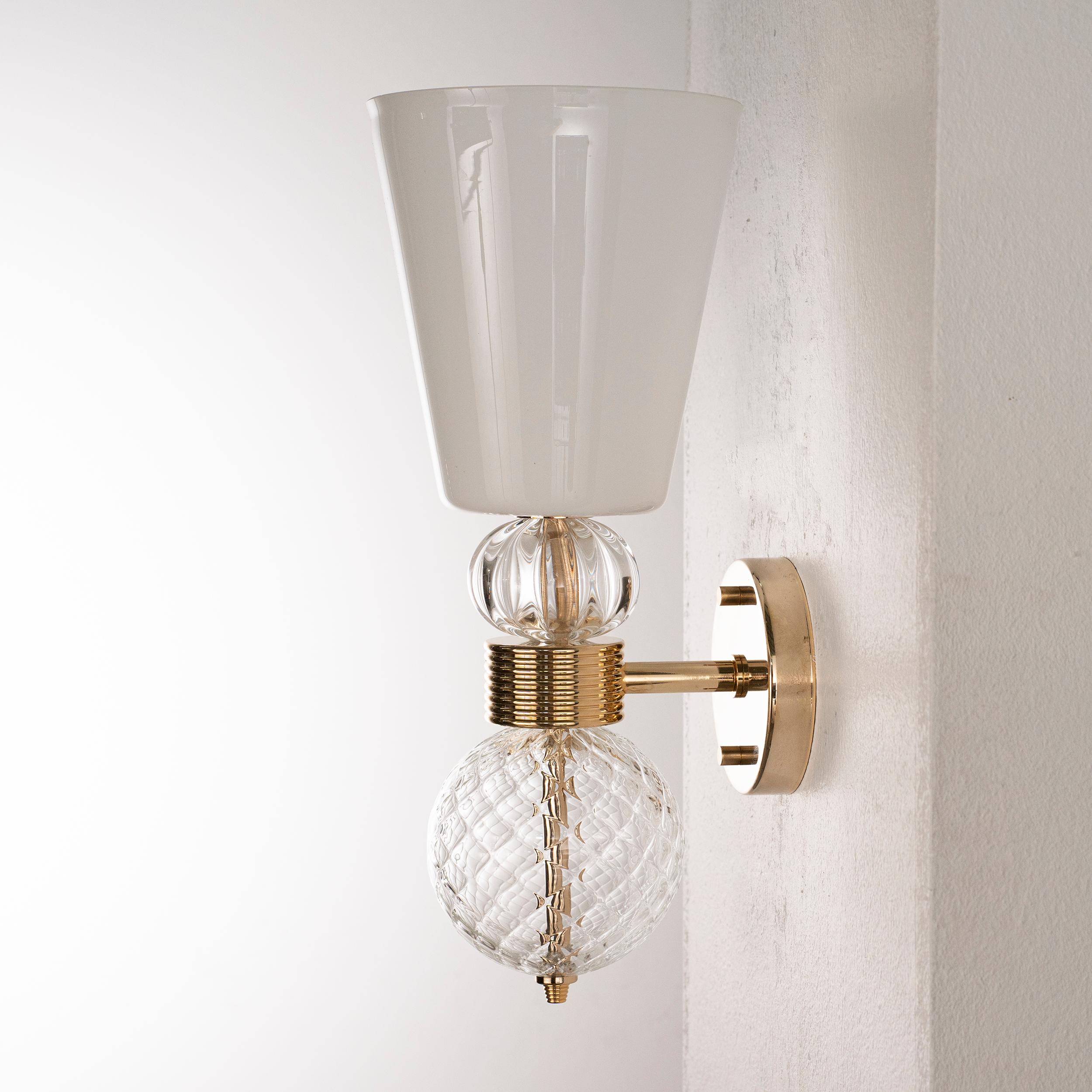 Vetro di Murano Coppia di lampade da parete in vetro di Murano bianco e trasparente con cornice dorata, Italia in stock in vendita