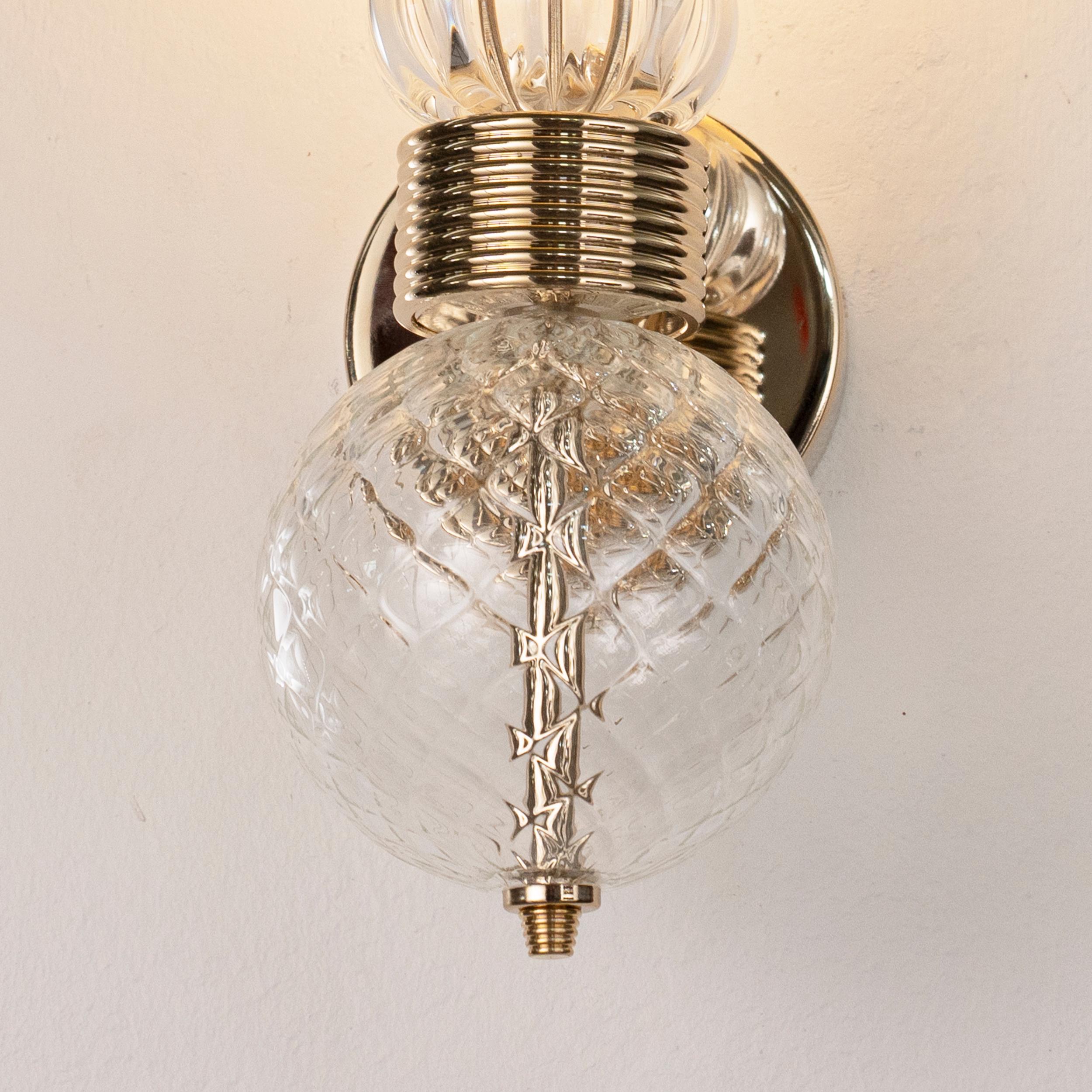 Coppia di lampade da parete in vetro di Murano bianco e trasparente con cornice dorata, Italia in stock in vendita 1