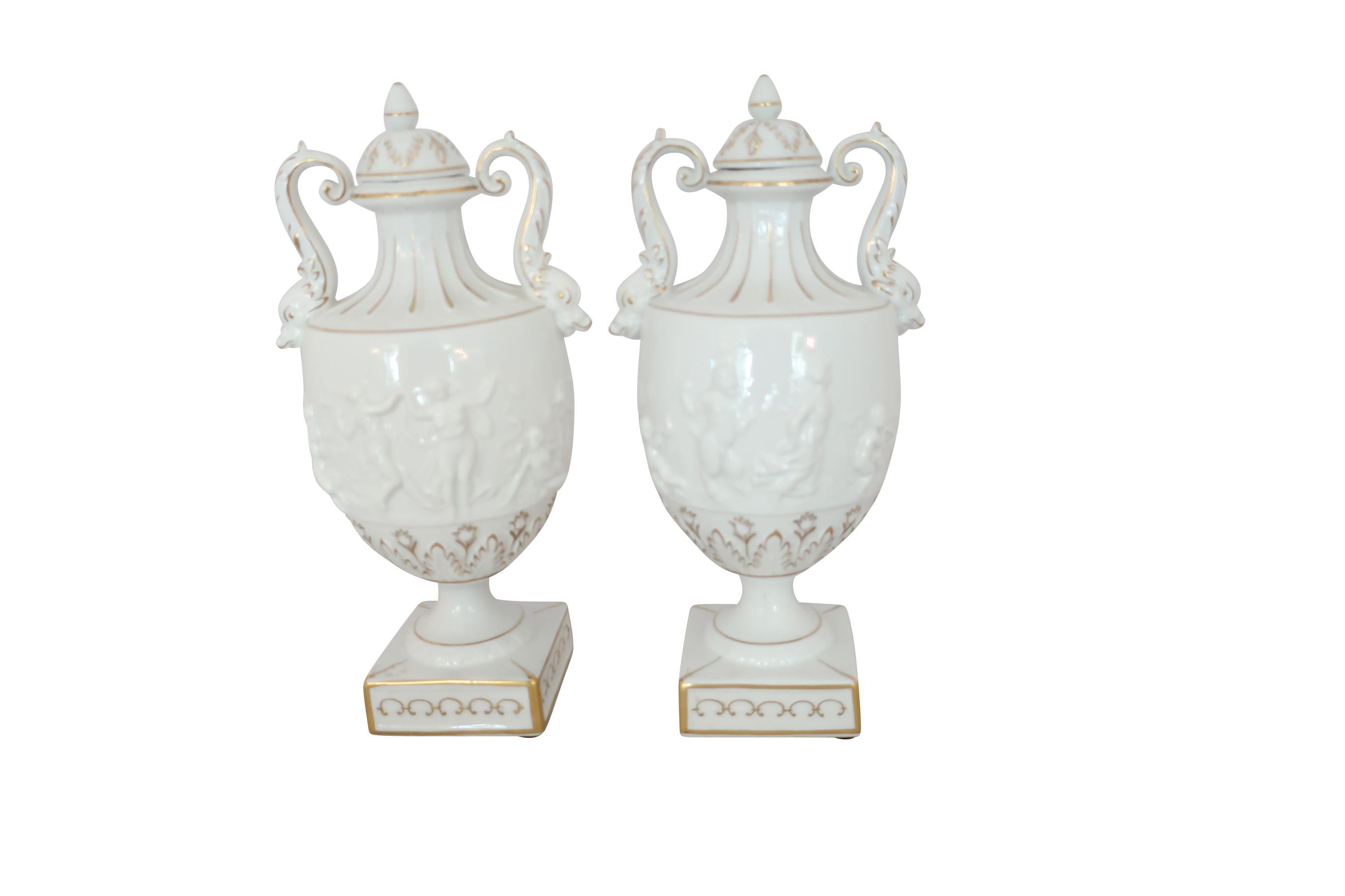 Romain classique Urnes en porcelaine de Capodimonte blanche et dorée avec couvercles et décorations de putti en vente