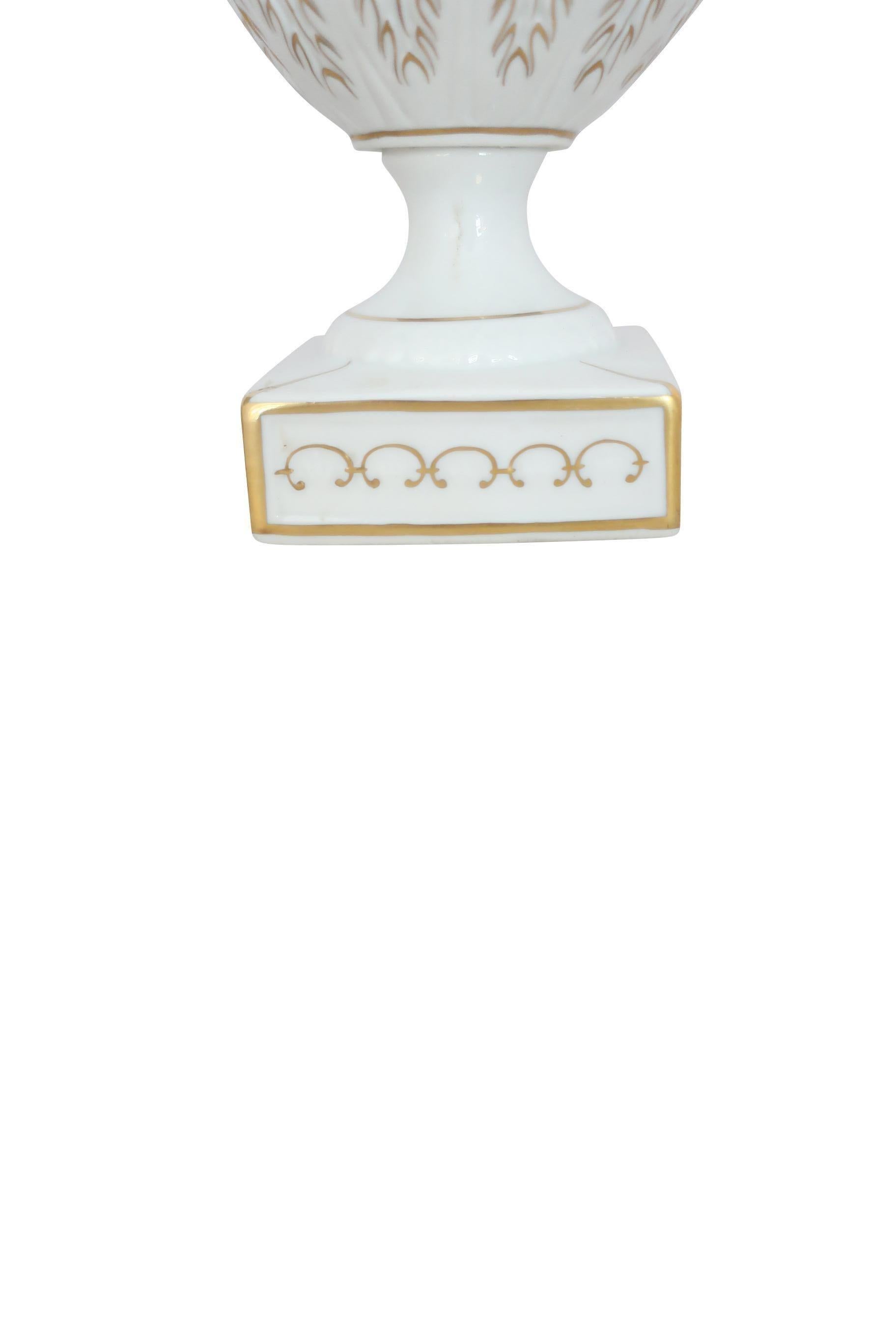 Peint à la main Urnes en porcelaine de Capodimonte blanche et dorée avec couvercles et décorations de putti en vente