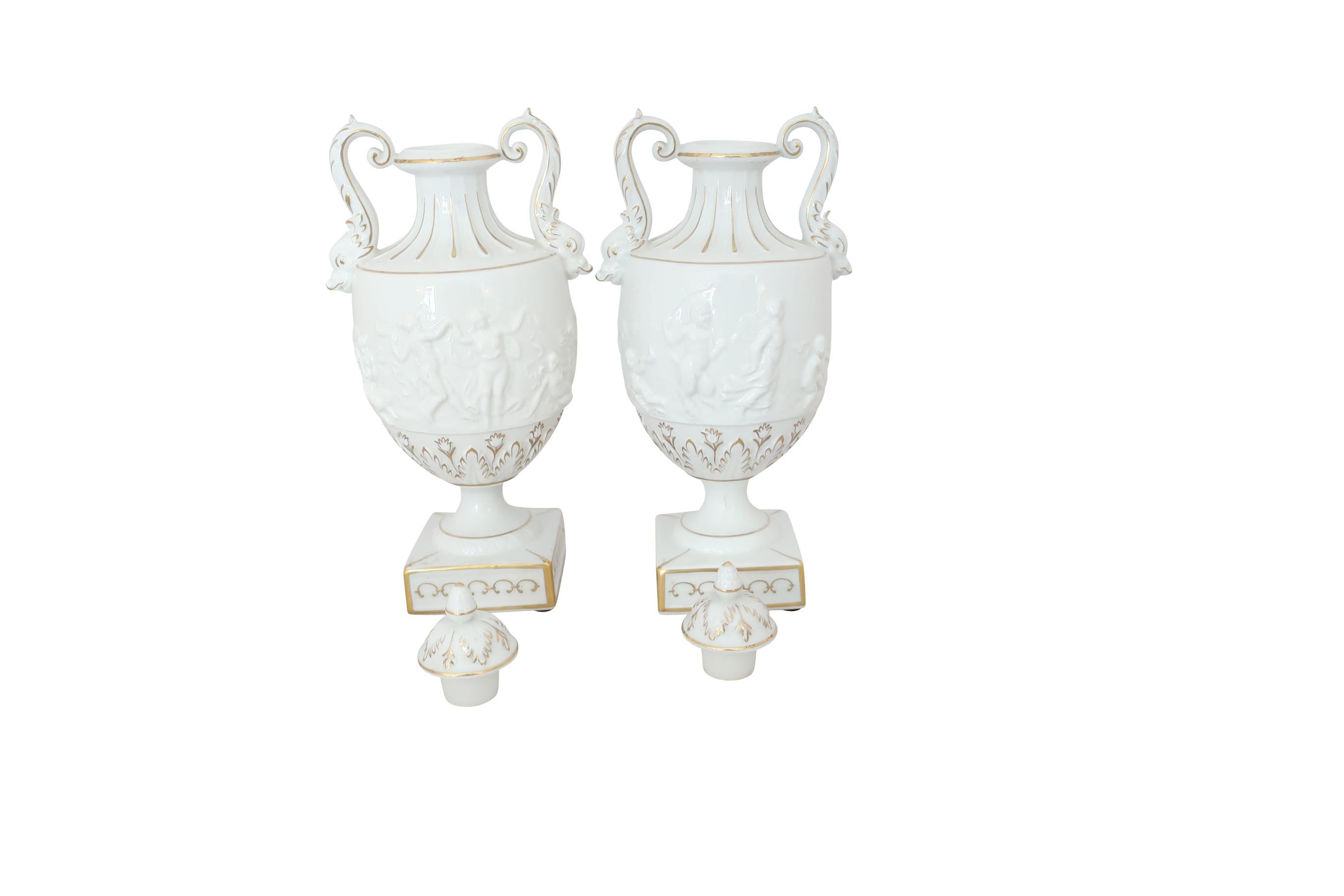 Hand-Painted White and Gilt Capodimonte Porcelain Urns with Lids and Putti Decoration For Sale