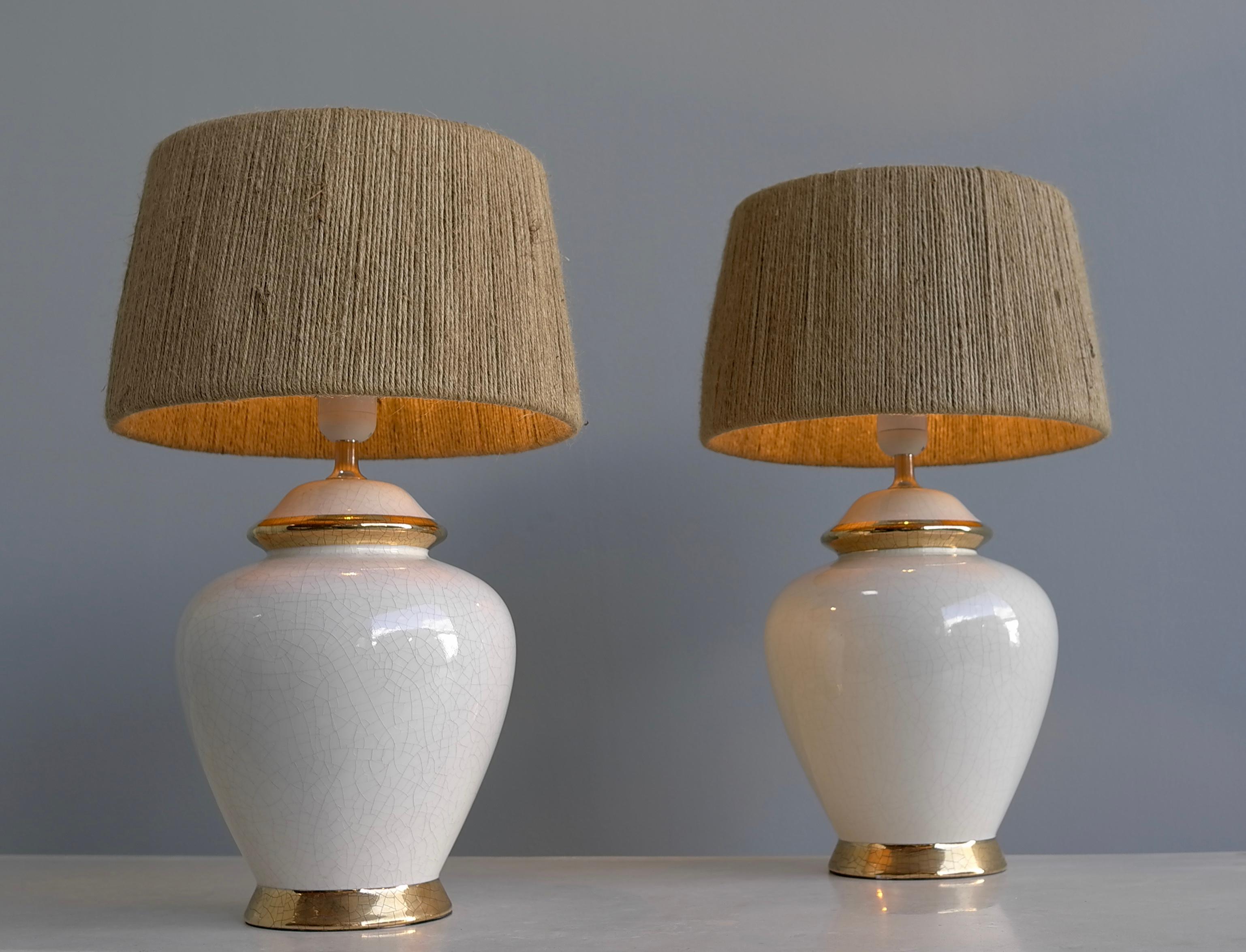 Paar weiß-goldene französische Keramiklampen mit Craquelure-Glasur und Seilschirmen aus Keramik  (Ende des 20. Jahrhunderts) im Angebot