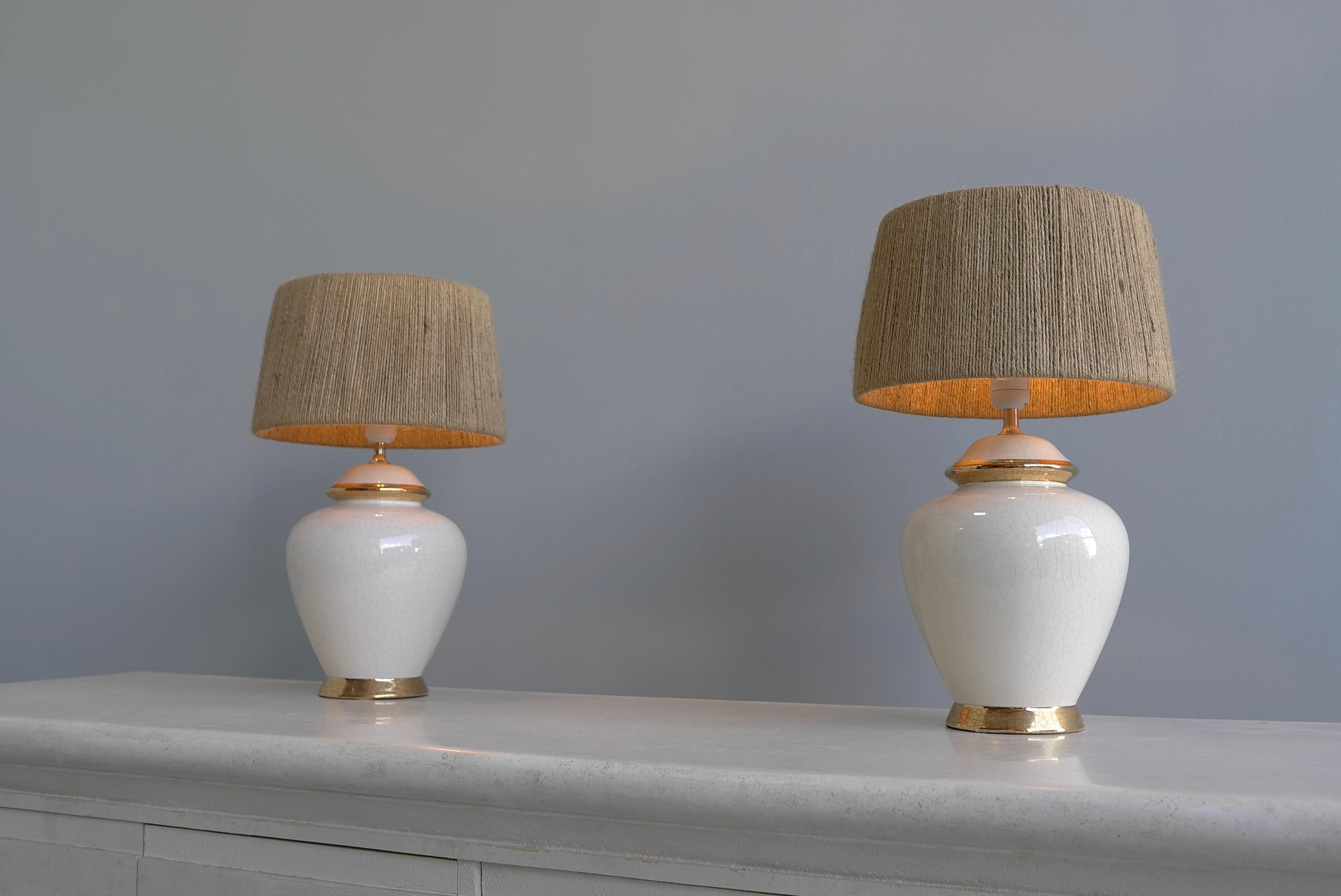 Paar weiß-goldene französische Keramiklampen mit Craquelure-Glasur und Seilschirmen aus Keramik  im Angebot 1