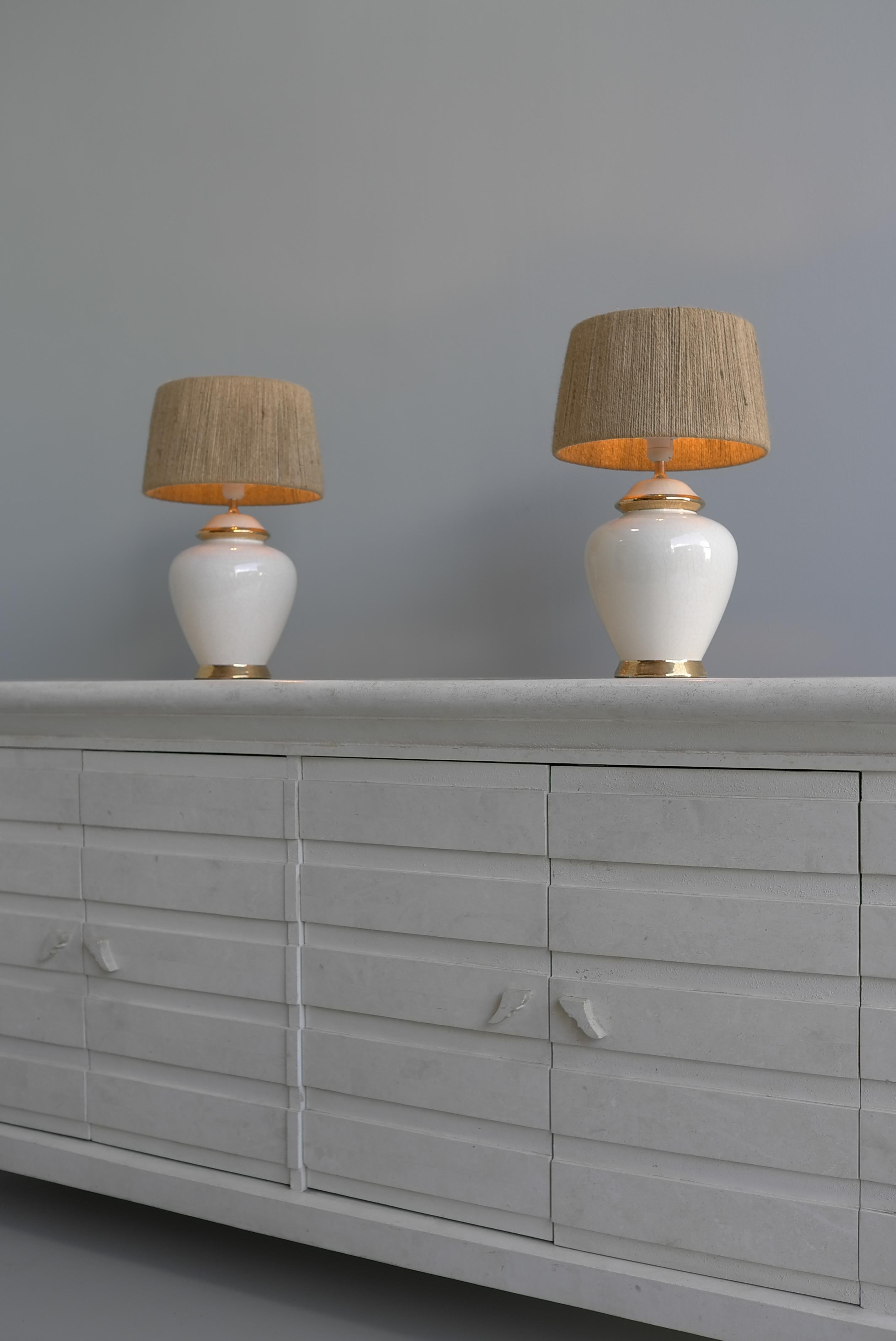 Paar weiß-goldene französische Keramiklampen mit Craquelure-Glasur und Seilschirmen aus Keramik  im Angebot 2