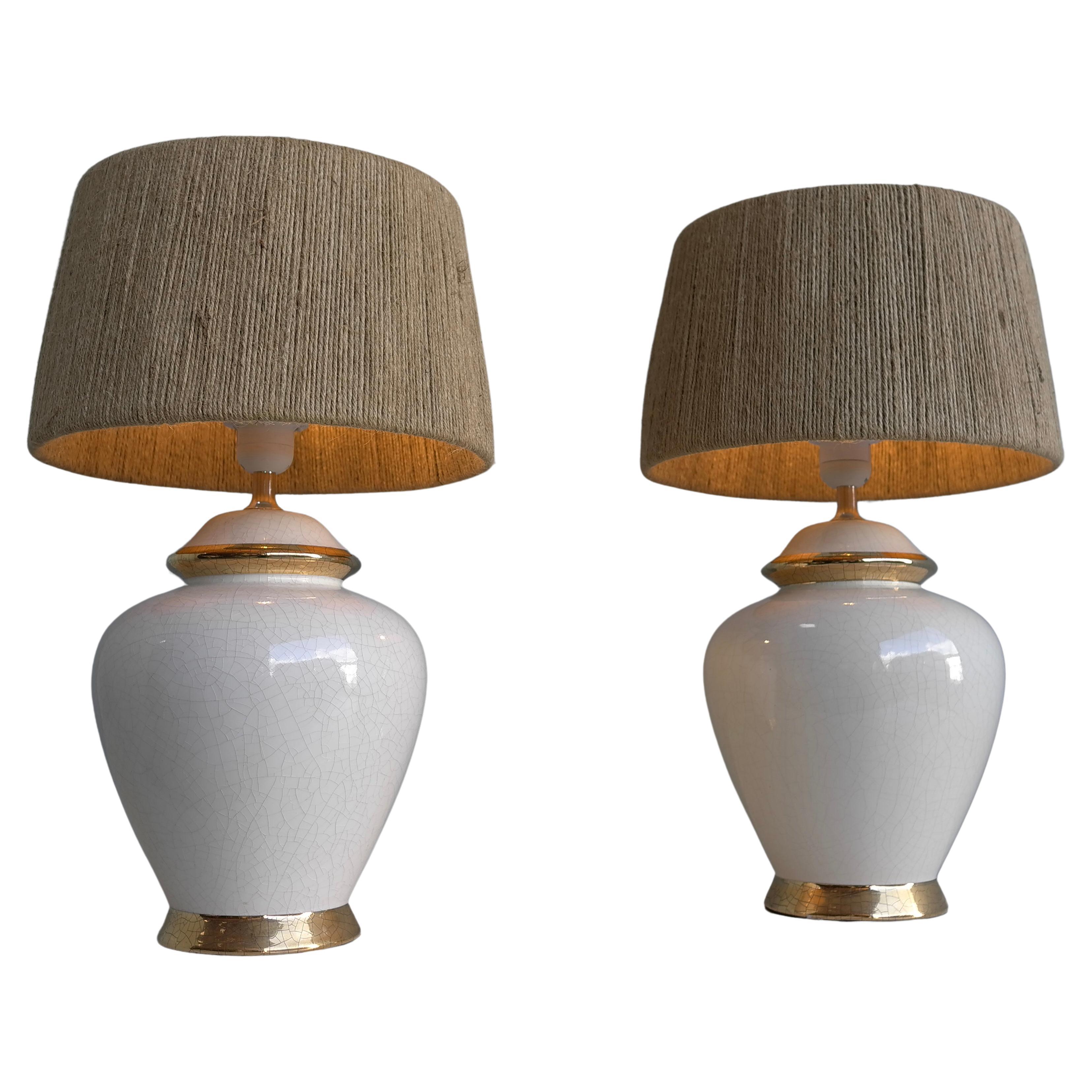 Paar weiß-goldene französische Keramiklampen mit Craquelure-Glasur und Seilschirmen aus Keramik  im Angebot