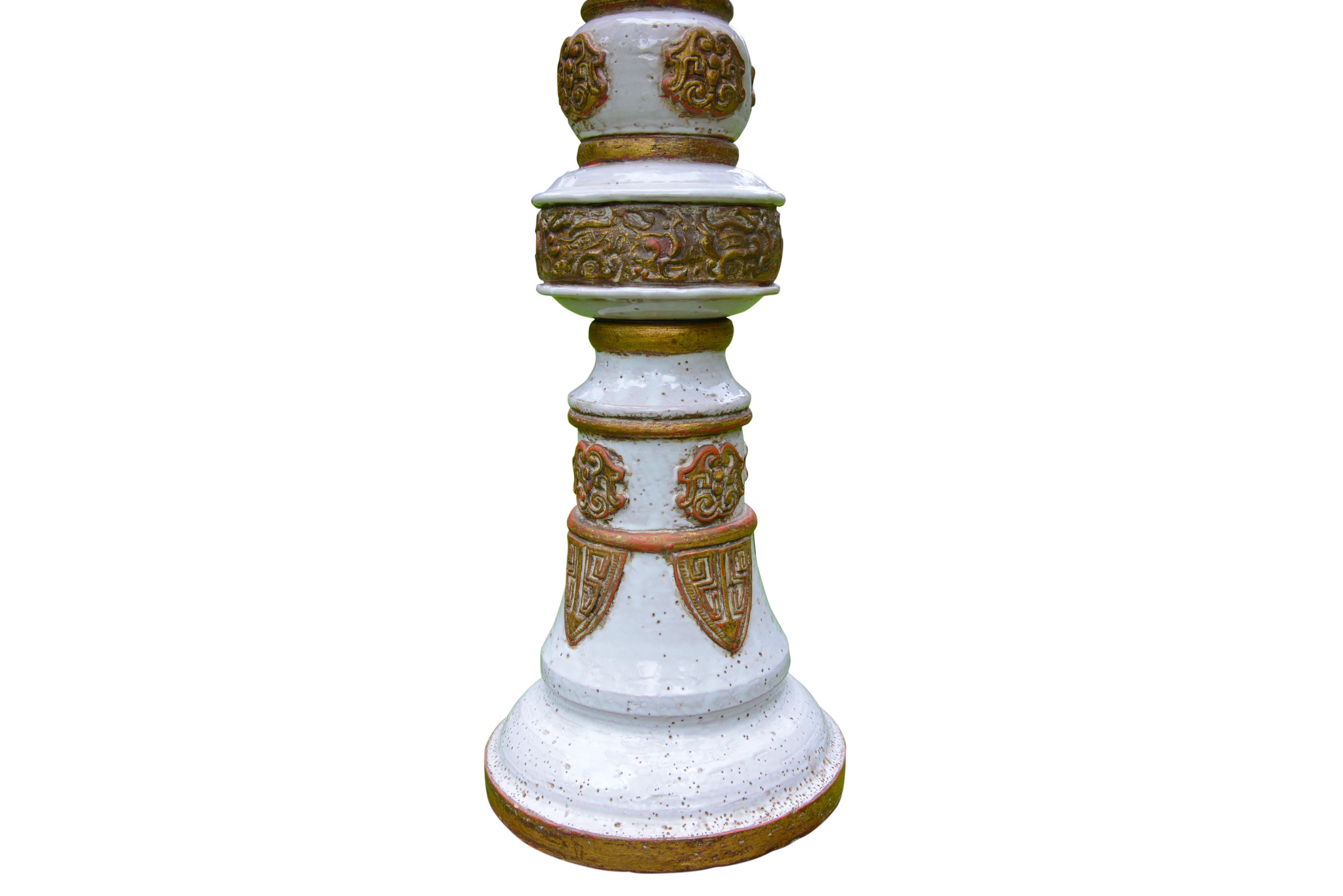 Pair of White and Gold French Ceramic Table Lamps, circa 1960 For Sale 1