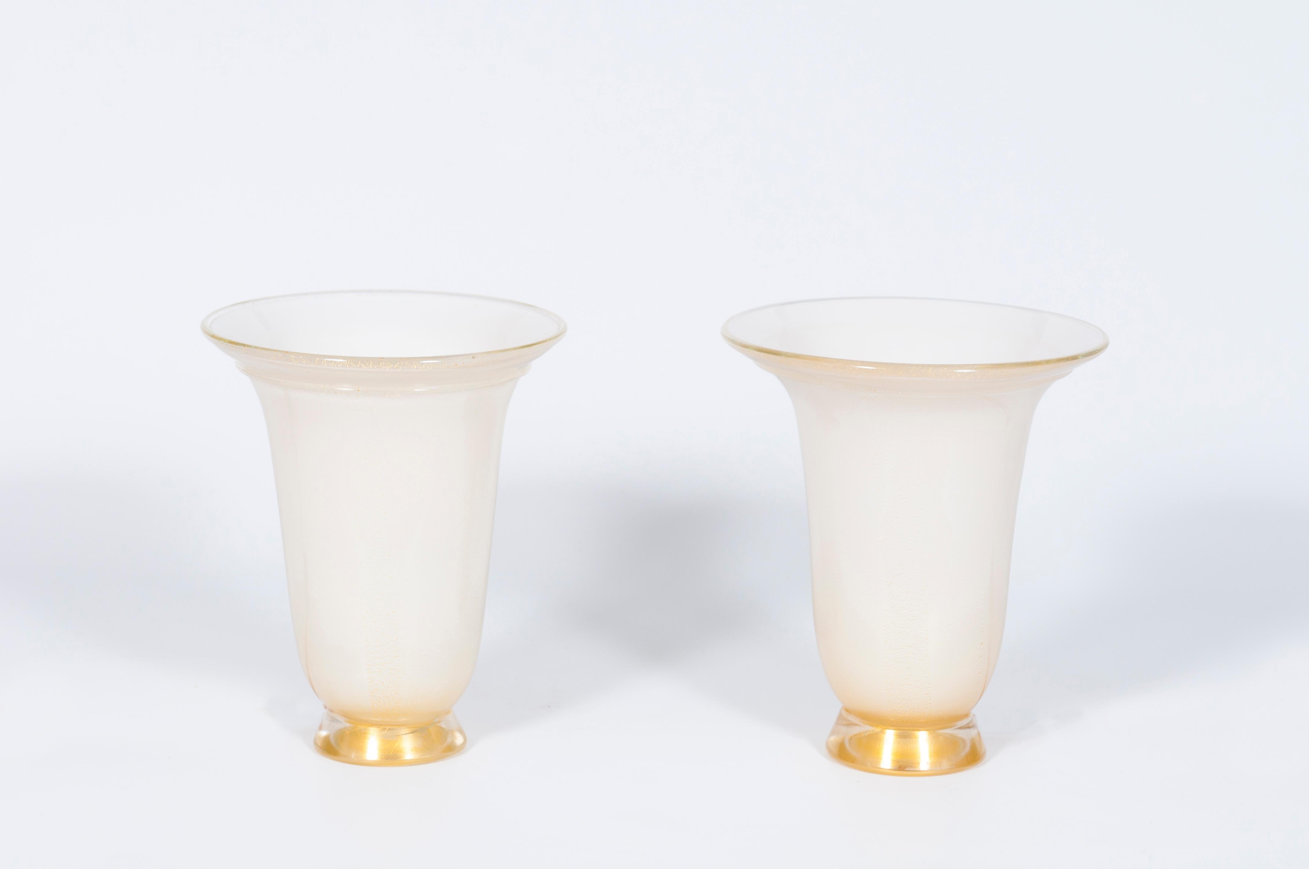 Paire de lampes de table en verre soufflé de Murano de style vénitien italien, blanc et or, attribuées à Barovier, années 1980.
Il s'agit d'un ensemble unique de lampes de table en verre de Murano soufflé à la main en forme de vase, de couleur