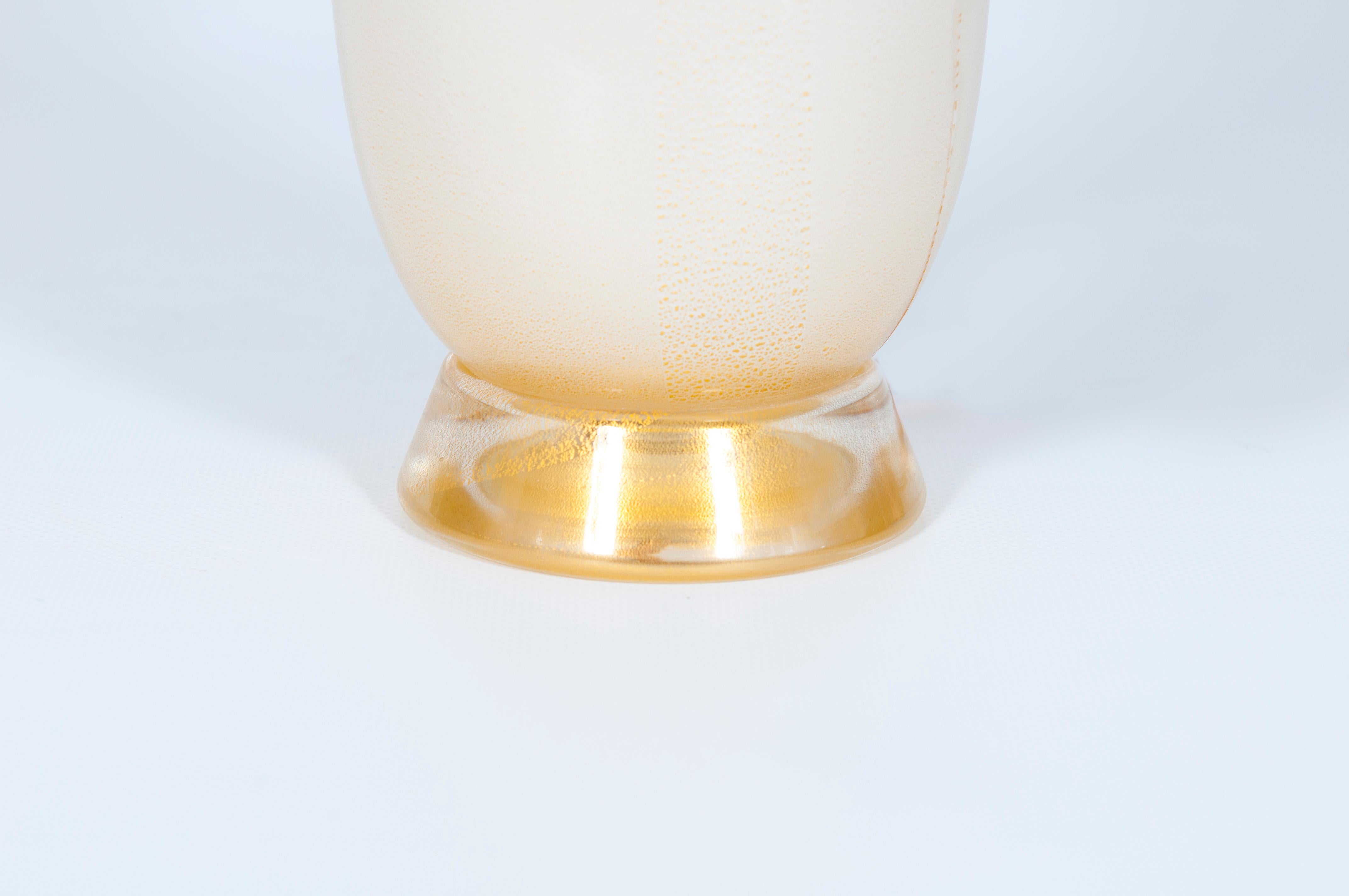 Fait main Paire de lampes de bureau italiennes en verre de Murano blanc et or Barovier, années 1980 en vente