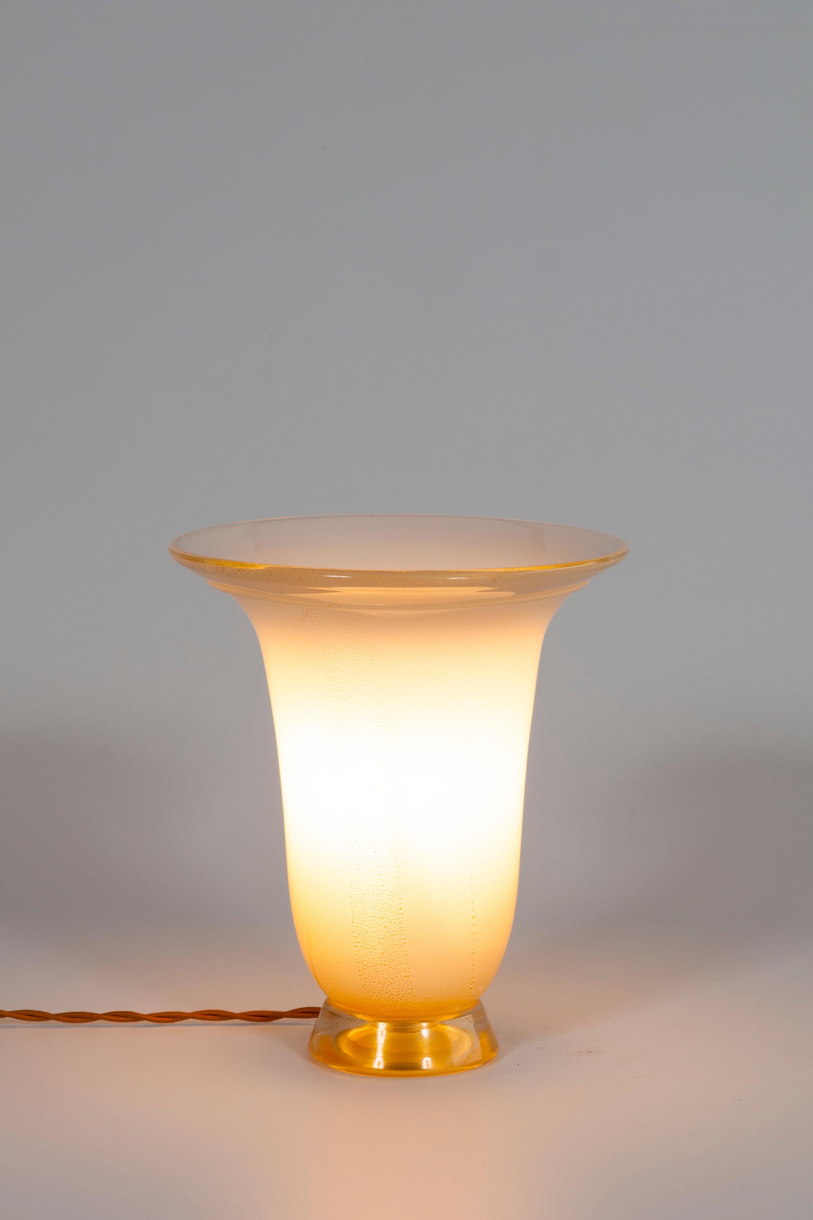 Verre Paire de lampes de bureau italiennes en verre de Murano blanc et or Barovier, années 1980 en vente