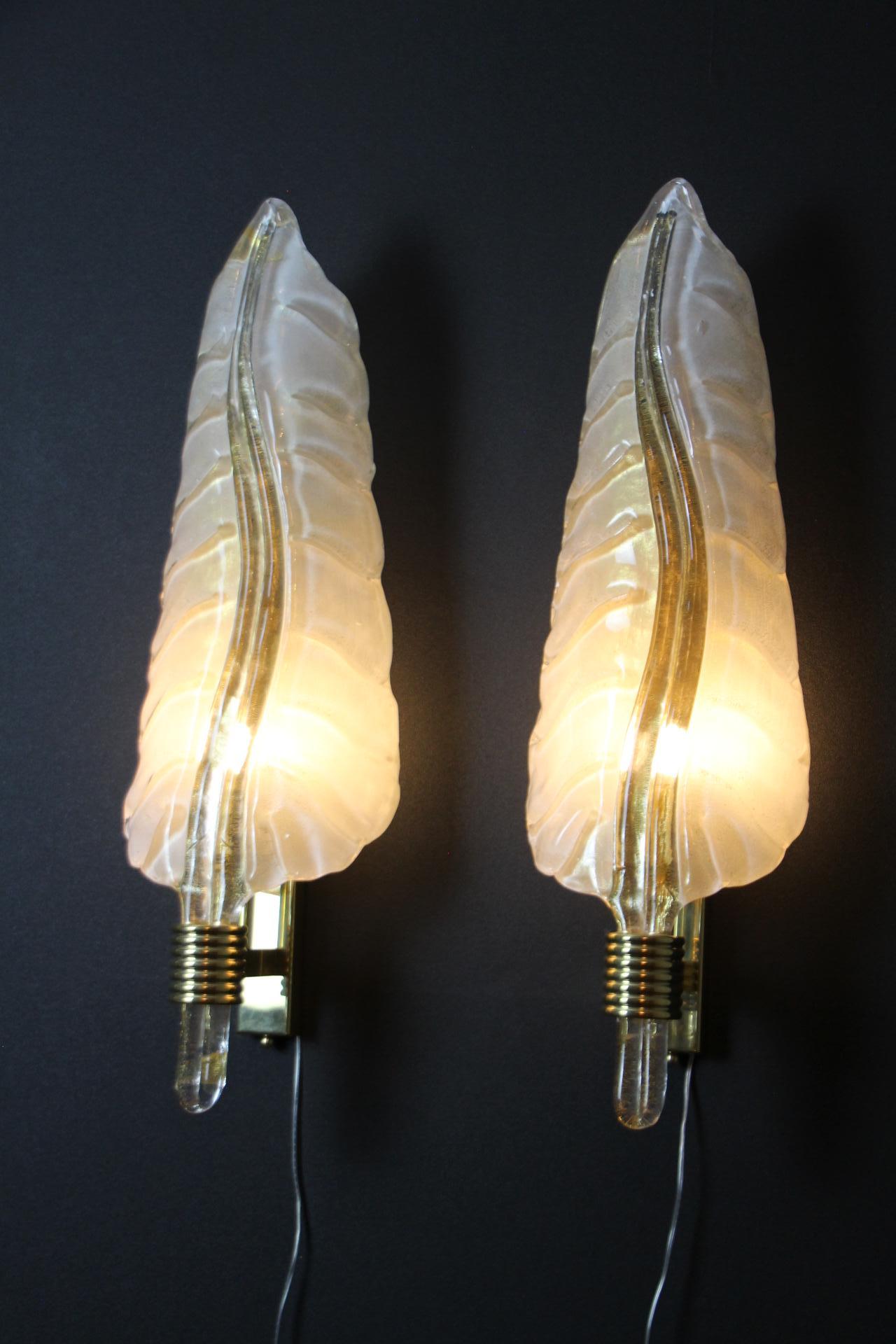 Pair of White and Golden Murano Glass Sconces, Leaf Shape Wall Lights For Sale 4