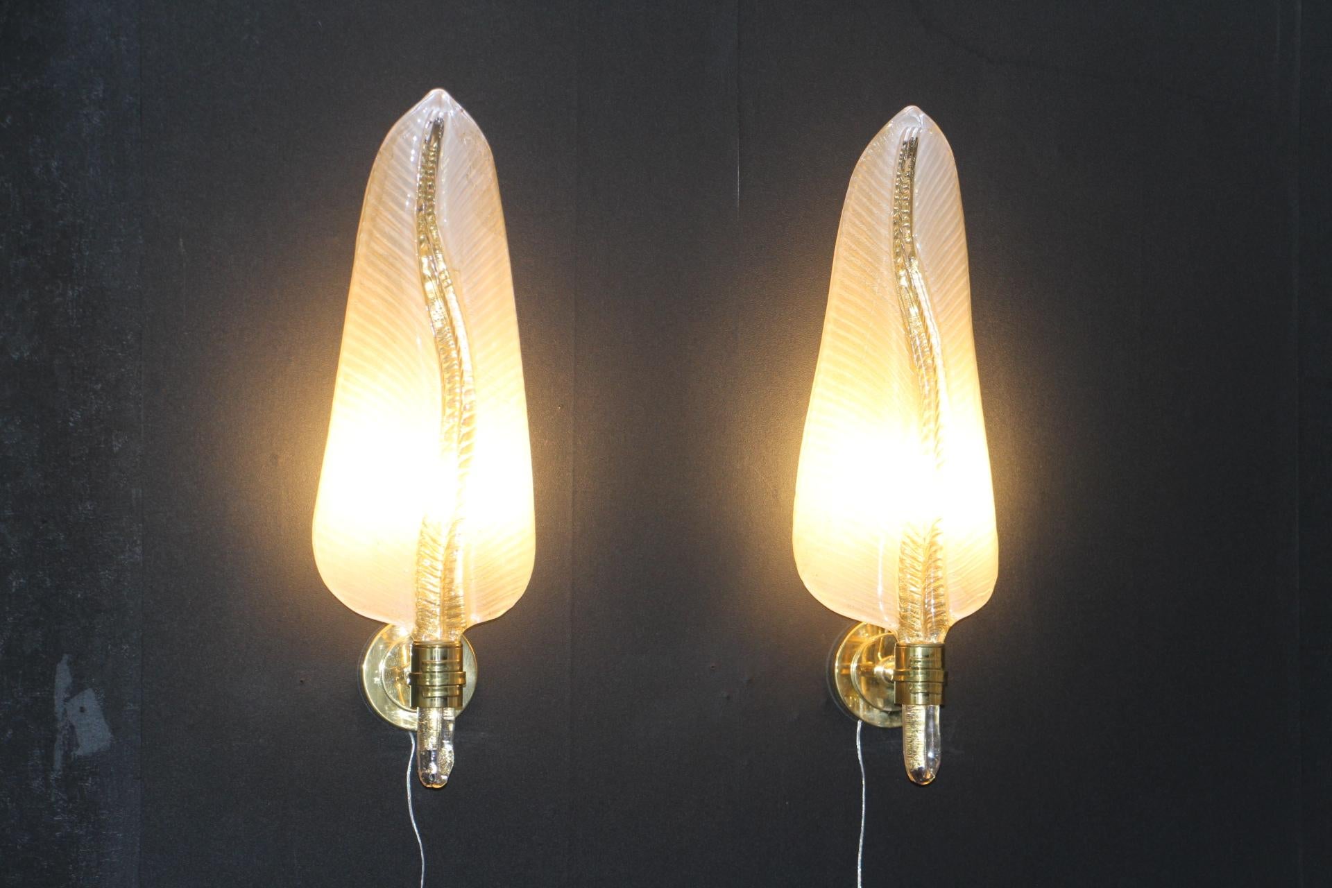 Paar Wandlampen aus weißem und goldenem Murano-Glas, blattförmige Lights im Angebot 4