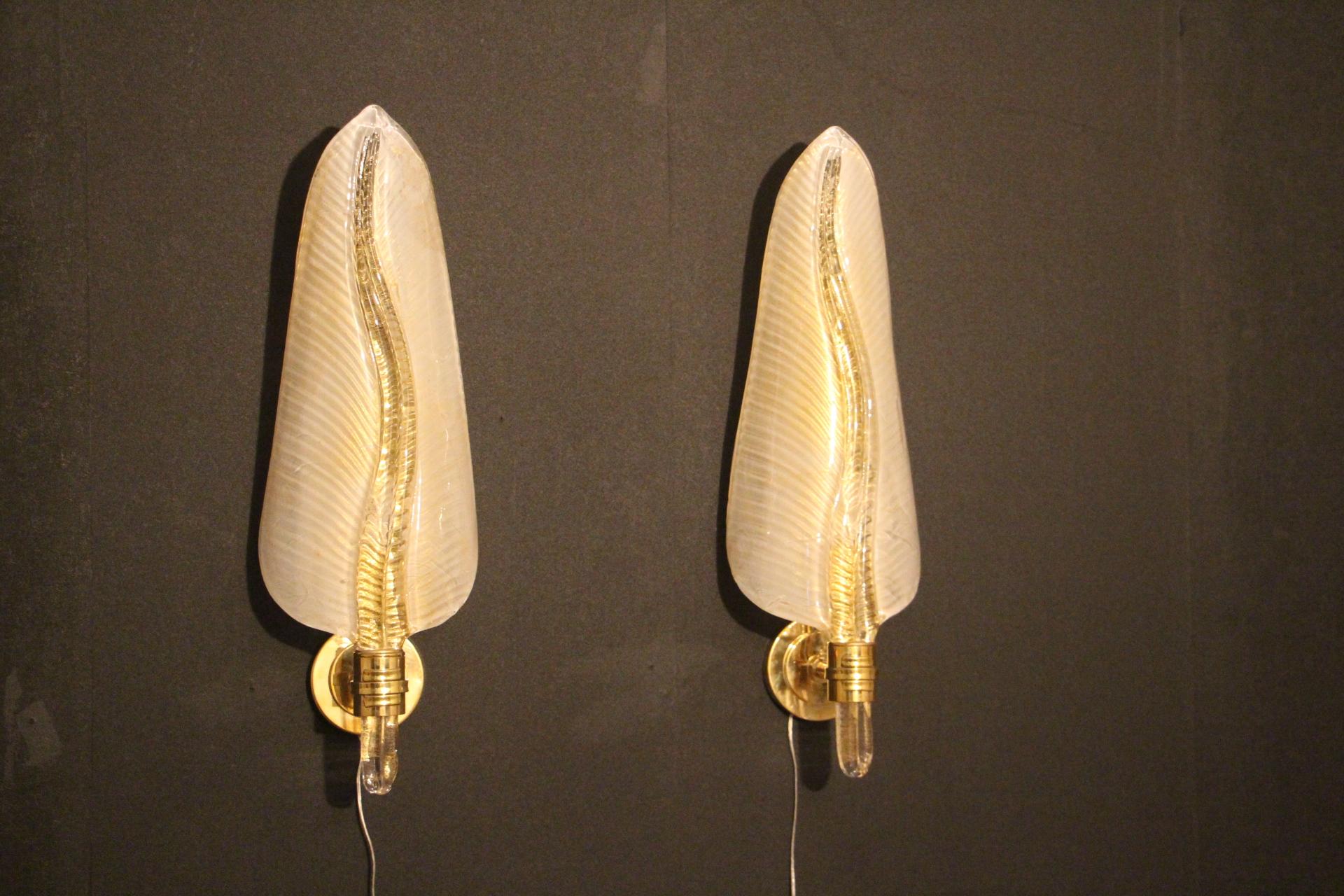 Paar Wandlampen aus weißem und goldenem Murano-Glas, blattförmige Lights im Angebot 5