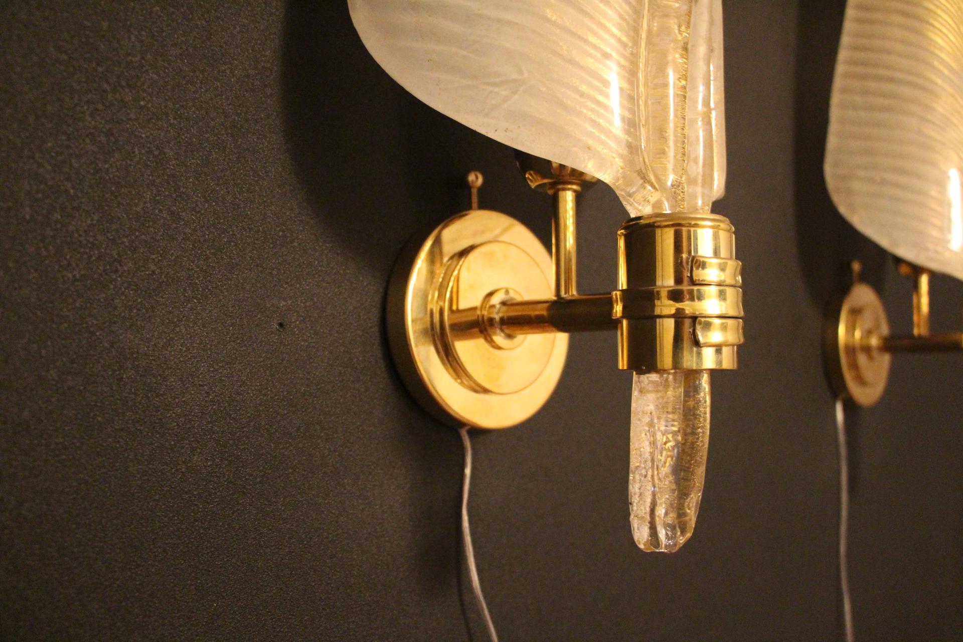 Paar Wandlampen aus weißem und goldenem Murano-Glas, blattförmige Lights (Art déco) im Angebot