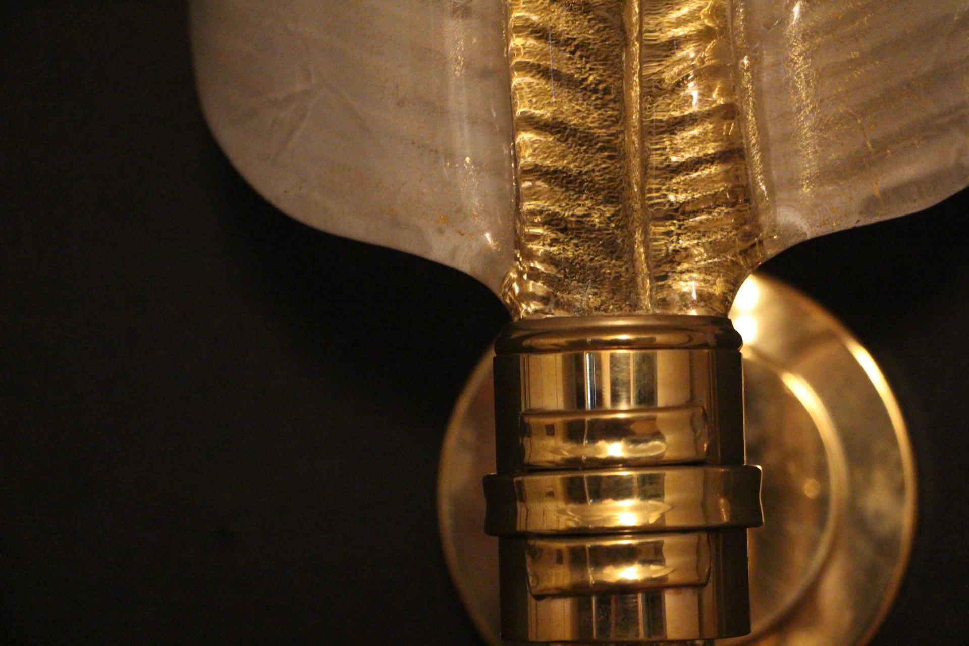 Paar Wandlampen aus weißem und goldenem Murano-Glas, blattförmige Lights (Italienisch) im Angebot