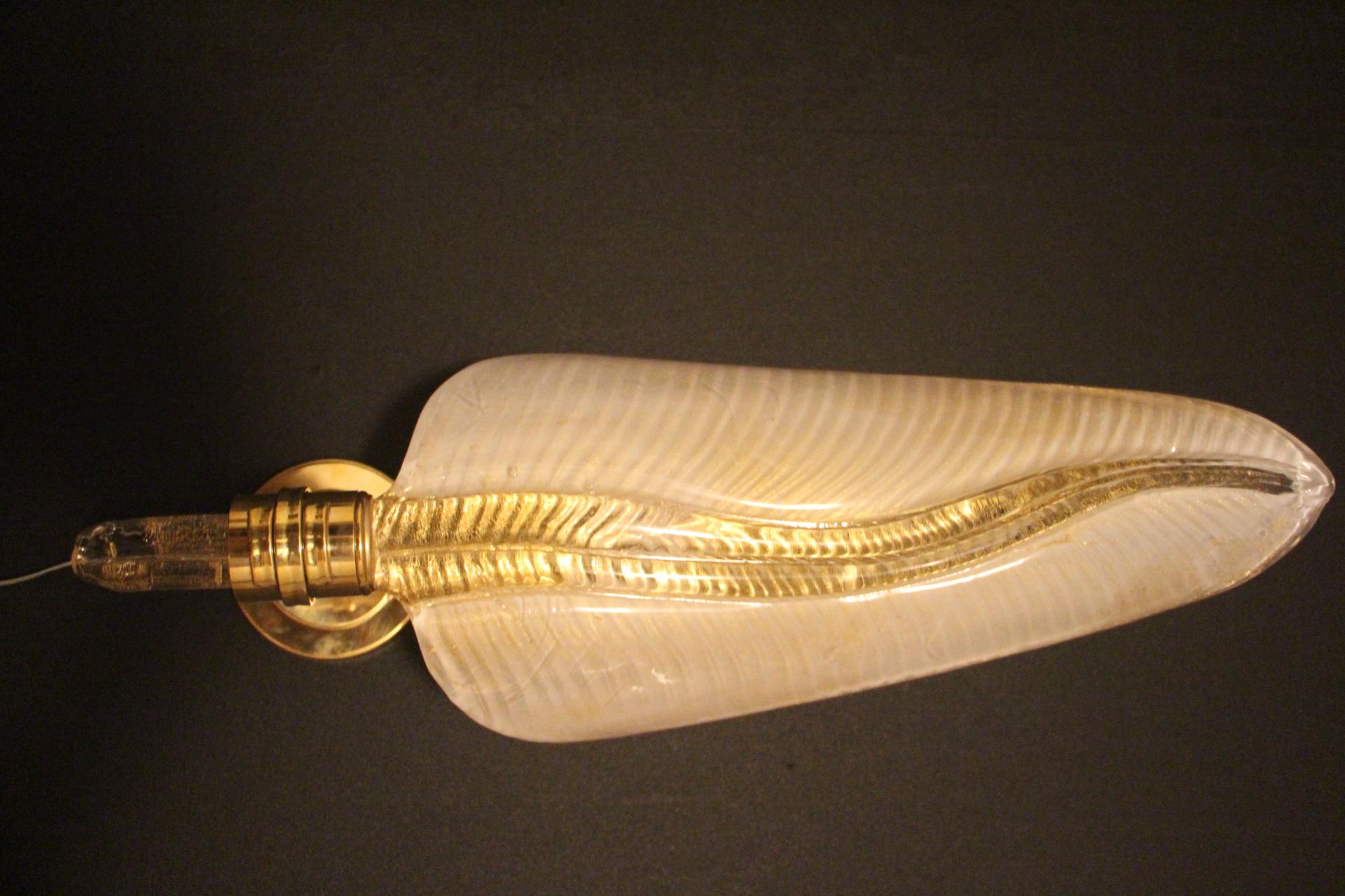 Paar Wandlampen aus weißem und goldenem Murano-Glas, blattförmige Lights (21. Jahrhundert und zeitgenössisch) im Angebot