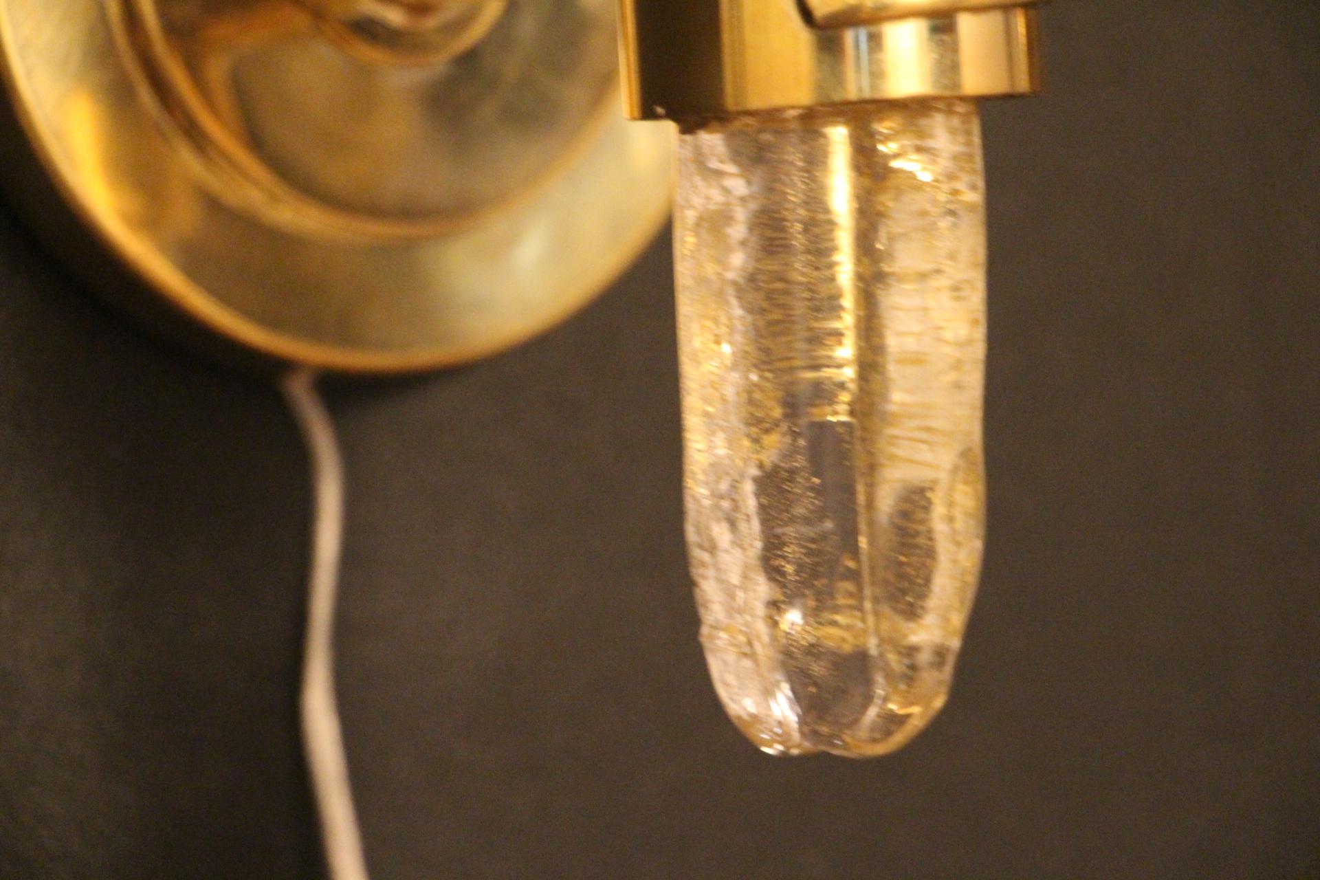 Paar Wandlampen aus weißem und goldenem Murano-Glas, blattförmige Lights (Messing) im Angebot