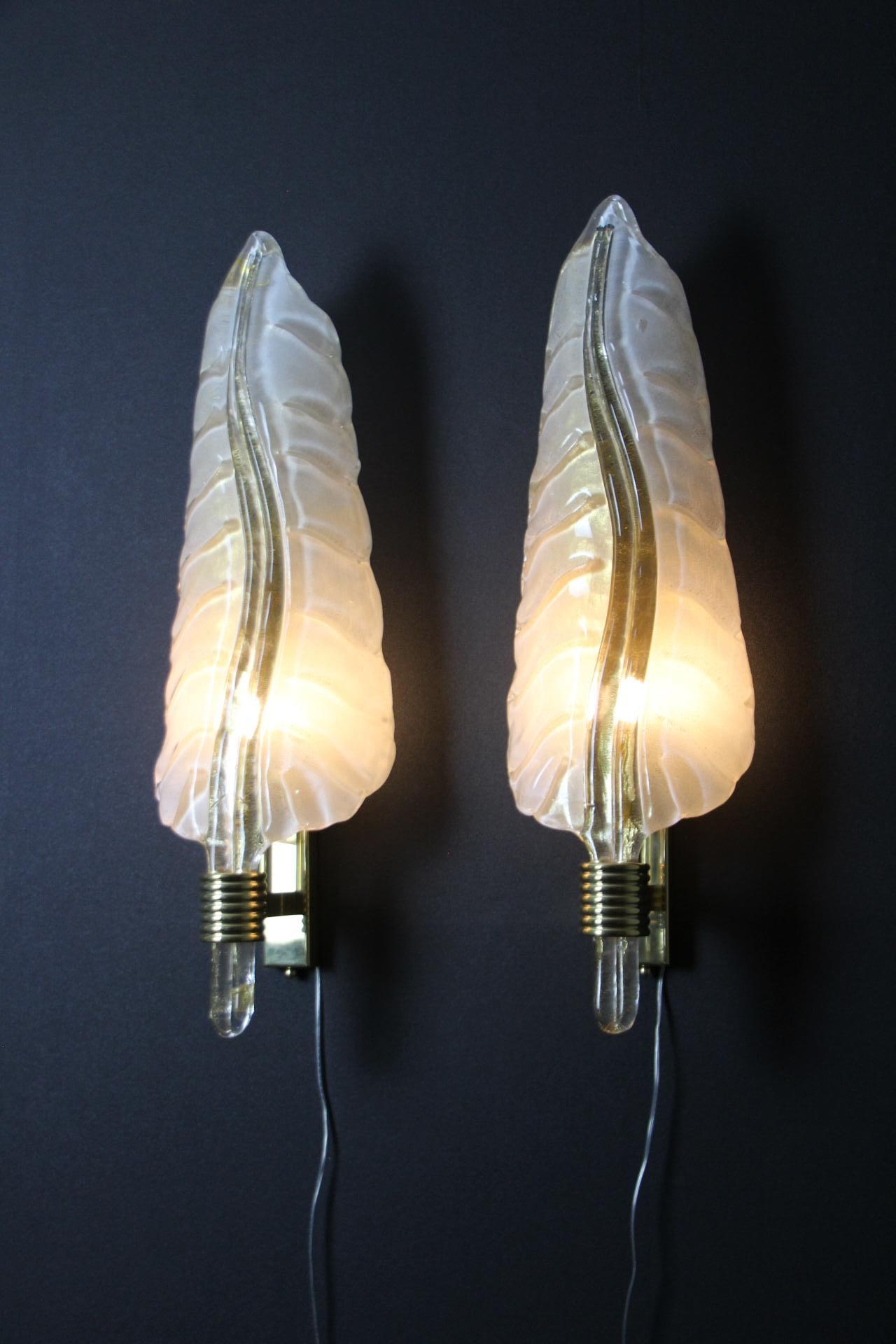 Pair of White and Golden Murano Glass Sconces, Leaf Shape Wall Lights For Sale 1