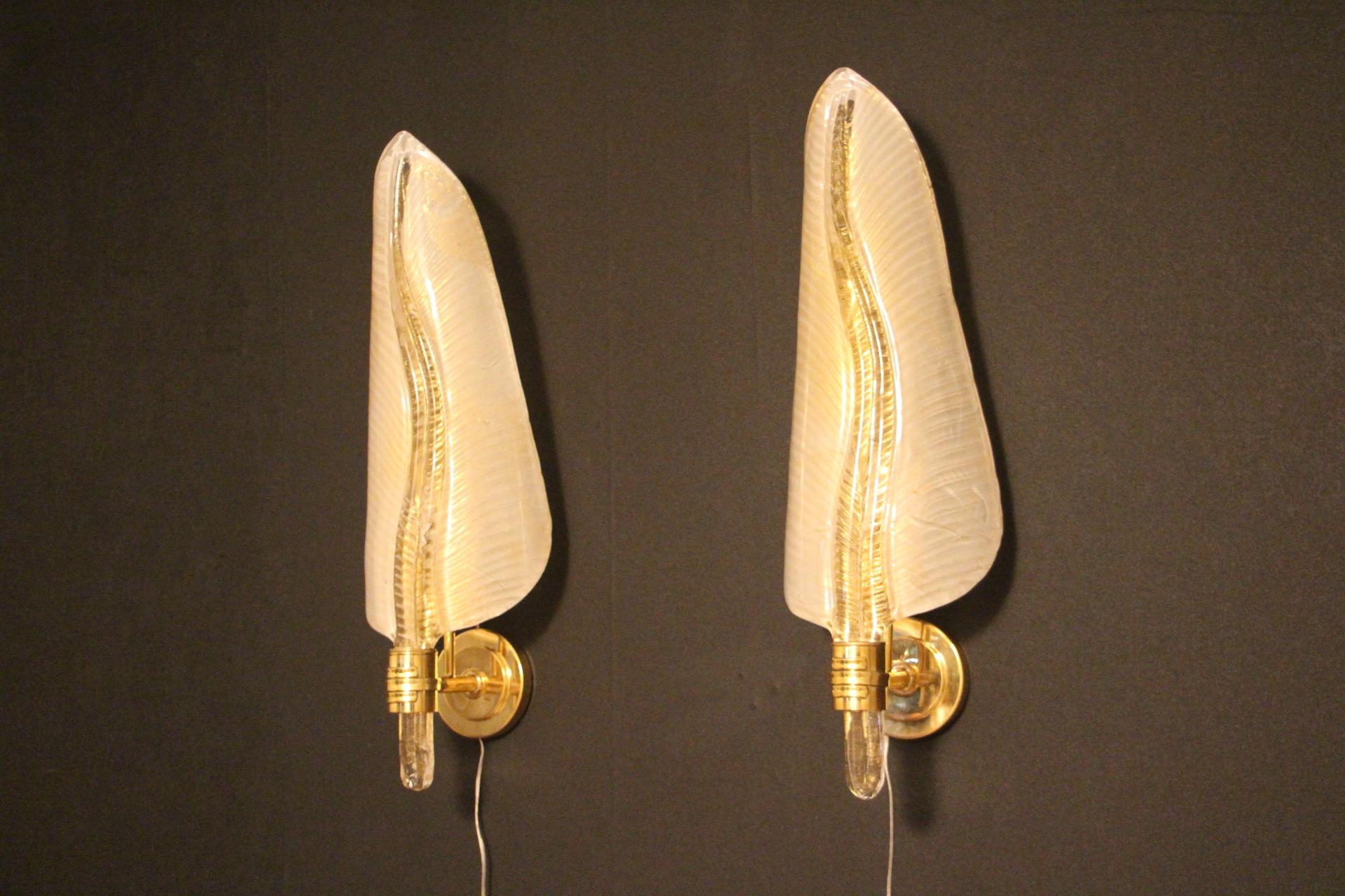Paar Wandlampen aus weißem und goldenem Murano-Glas, blattförmige Lights im Angebot 1