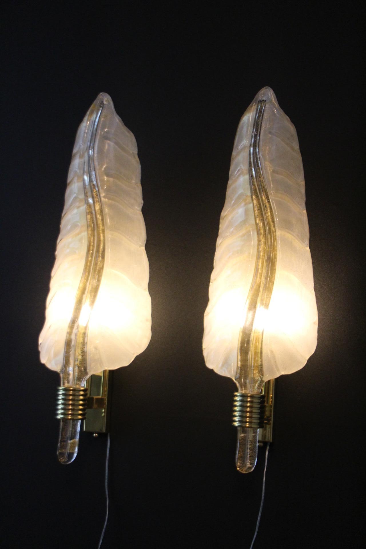 Pair of White and Golden Murano Glass Sconces, Leaf Shape Wall Lights For Sale 2
