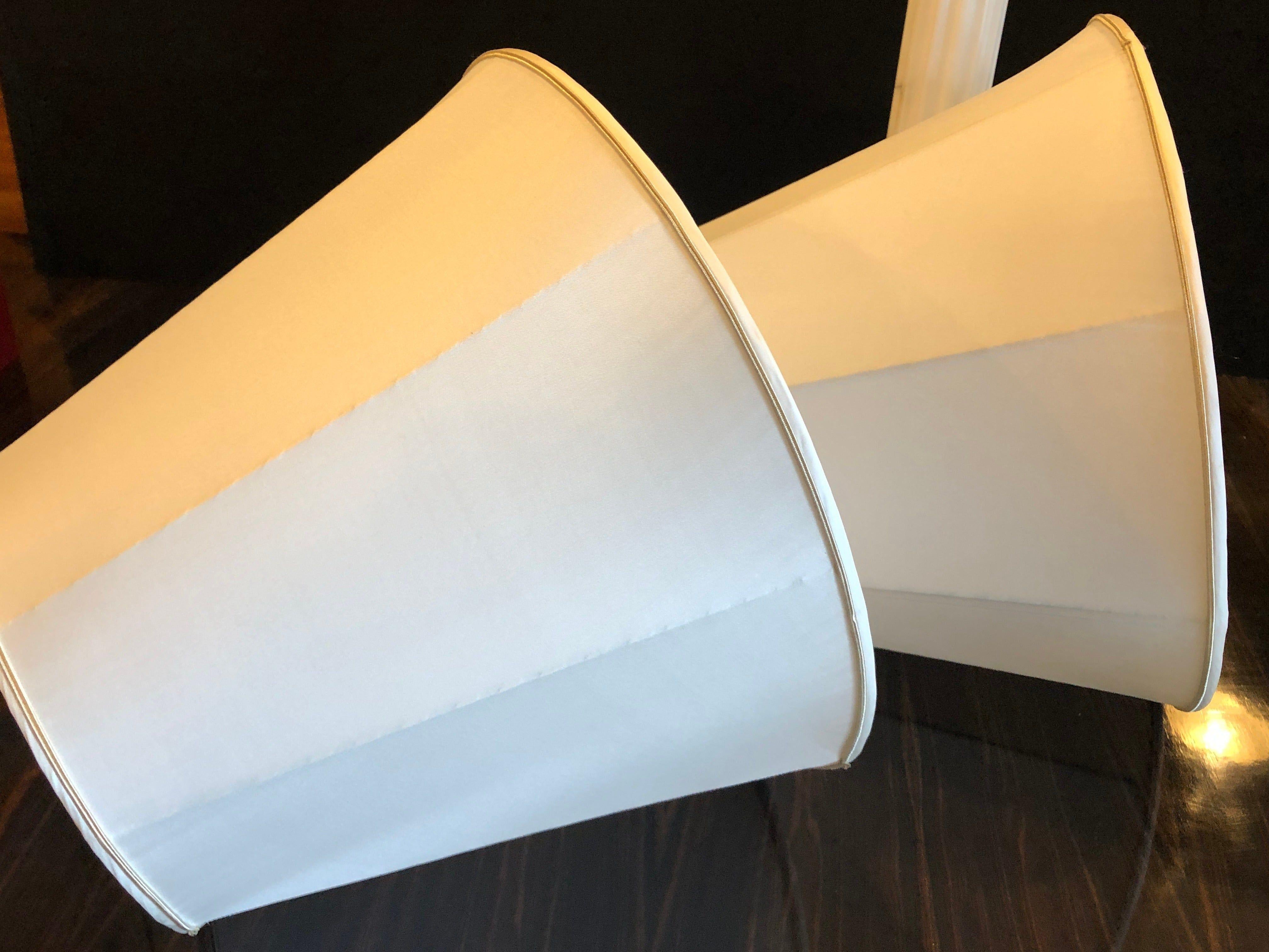 Paar weiße und grau geäderte Säulen-Marmor-Tischlampen mit maßgefertigten Schirmen im Angebot 6