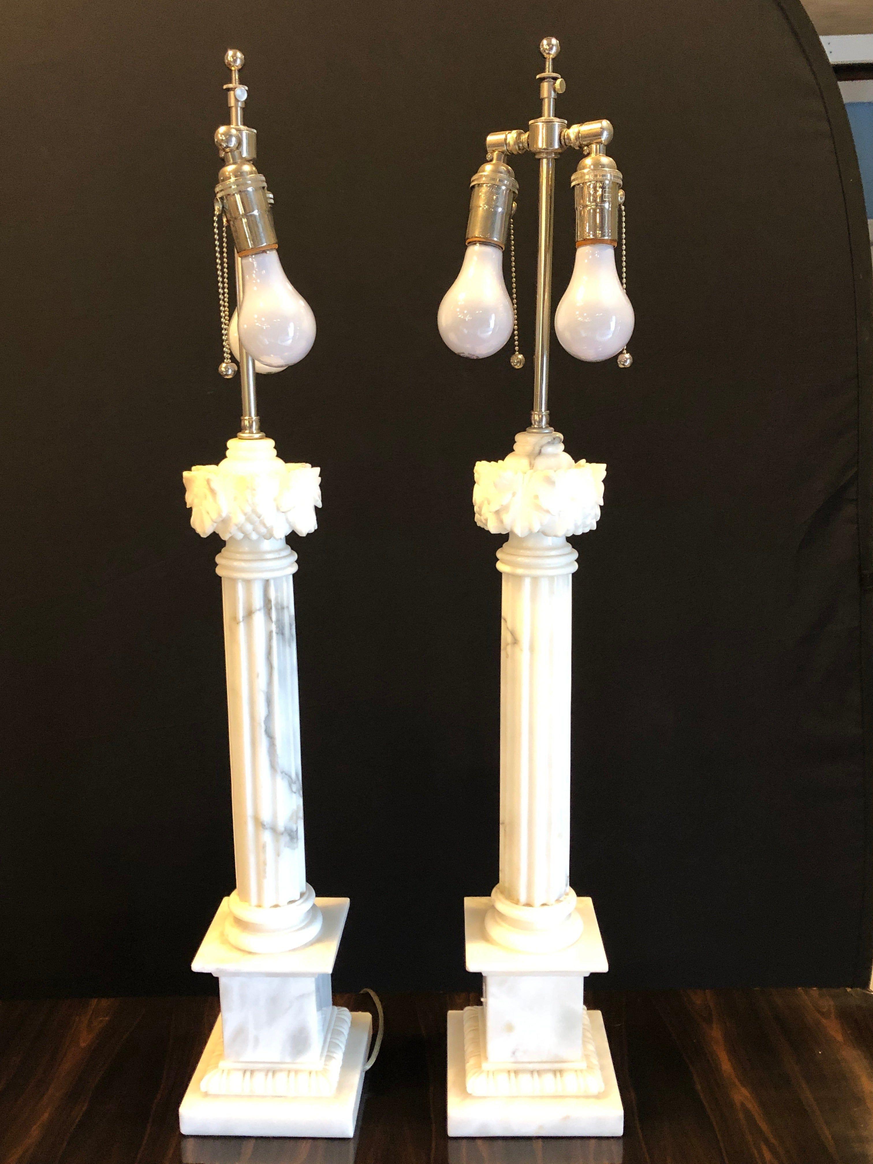 Ein Paar weiß und grau geäderte Säulenmarmor-Tischlampen mit maßgefertigten Lampenschirmen.
Marmorsäule 24 Zoll.