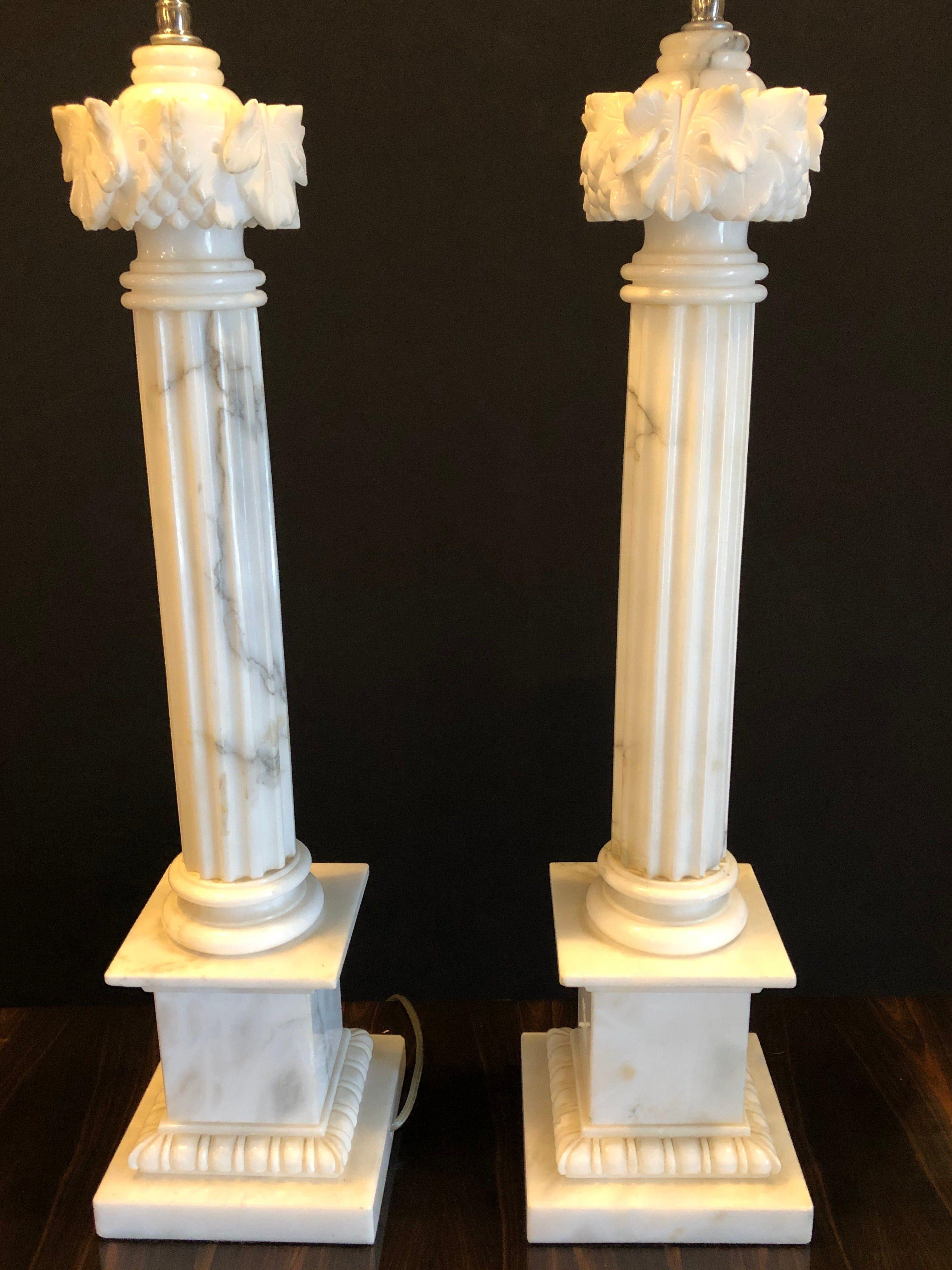 Paar weiße und grau geäderte Säulen-Marmor-Tischlampen mit maßgefertigten Schirmen (Hollywood Regency) im Angebot