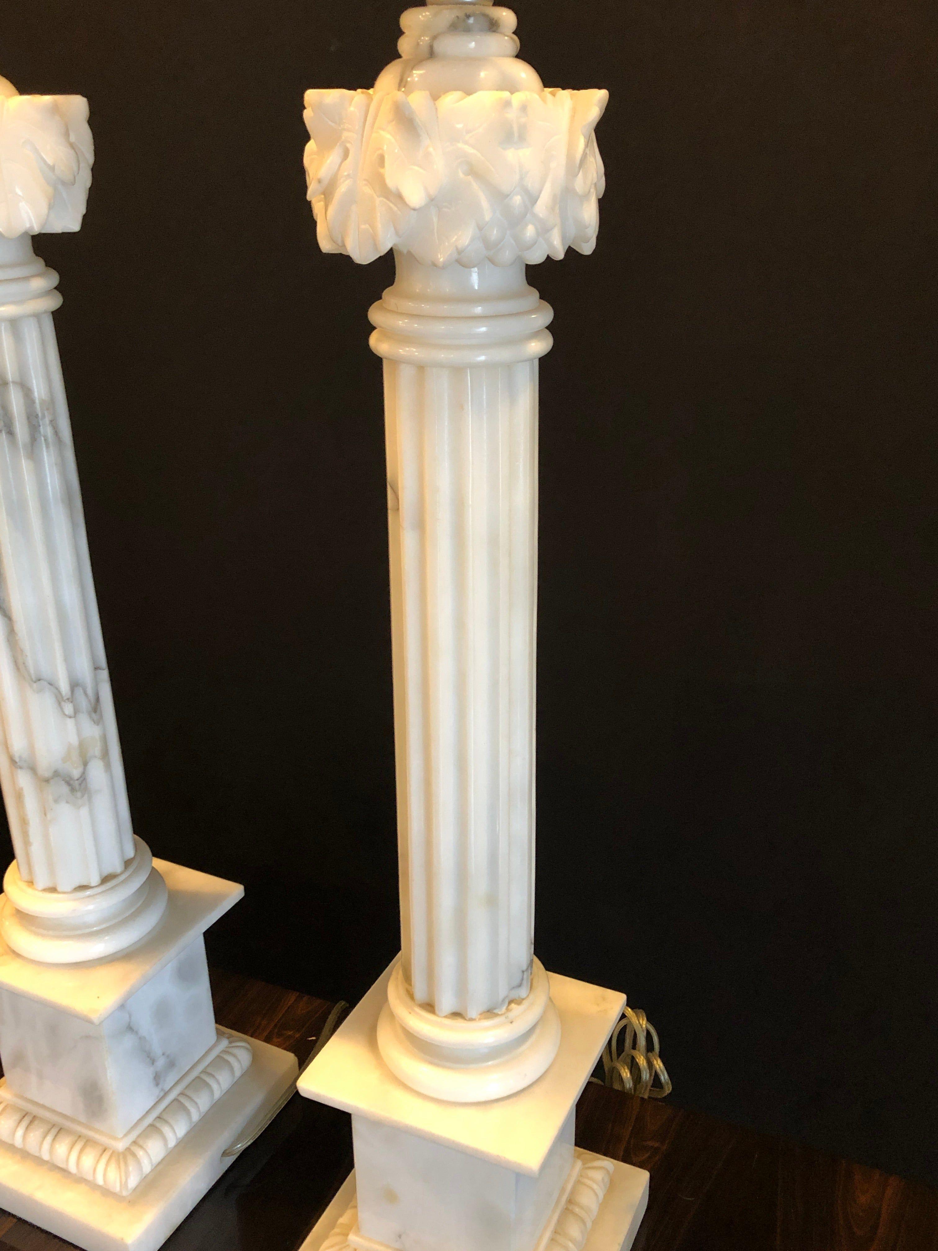 Paire de lampes de bureau à colonne veinée en marbre blanc et gris avec abat-jours sur mesure Bon état - En vente à Stamford, CT