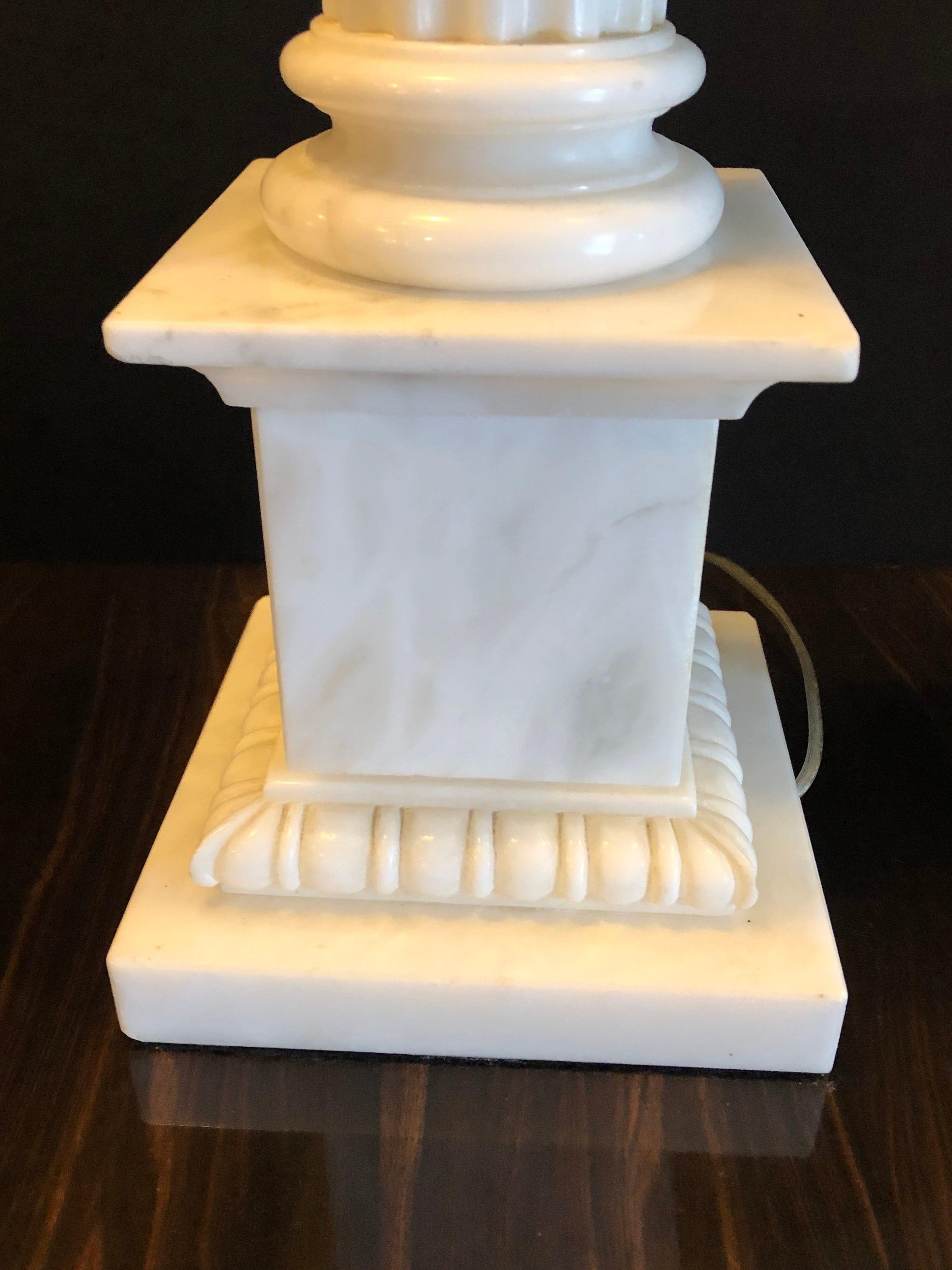 Paire de lampes de bureau à colonne veinée en marbre blanc et gris avec abat-jours sur mesure en vente 1