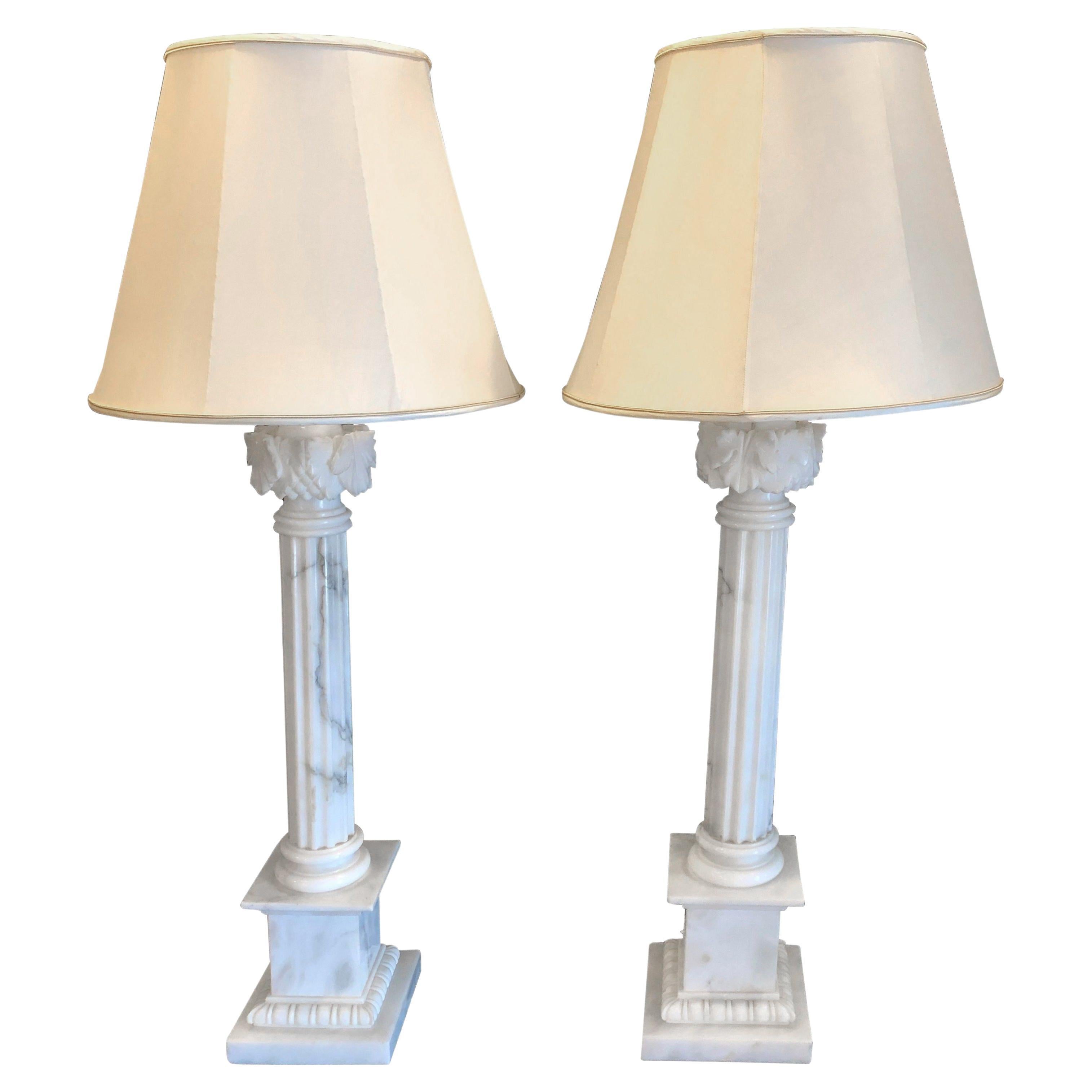 Paar weiße und grau geäderte Säulen-Marmor-Tischlampen mit maßgefertigten Schirmen im Angebot