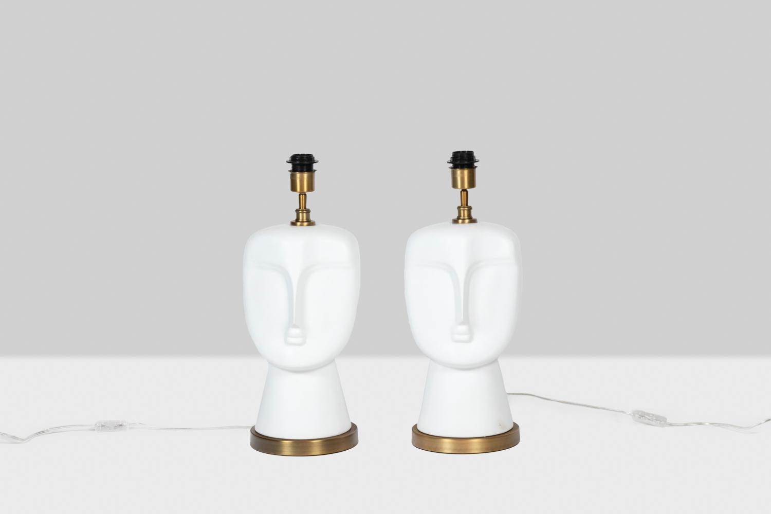 Pair of opaline lamps representing stylized faces, matt white in color and resting on a round base in gilded brass.

Work realized in the 20th century.

The price is indicated per unit!

New and functional electricity.

The price indicated does not