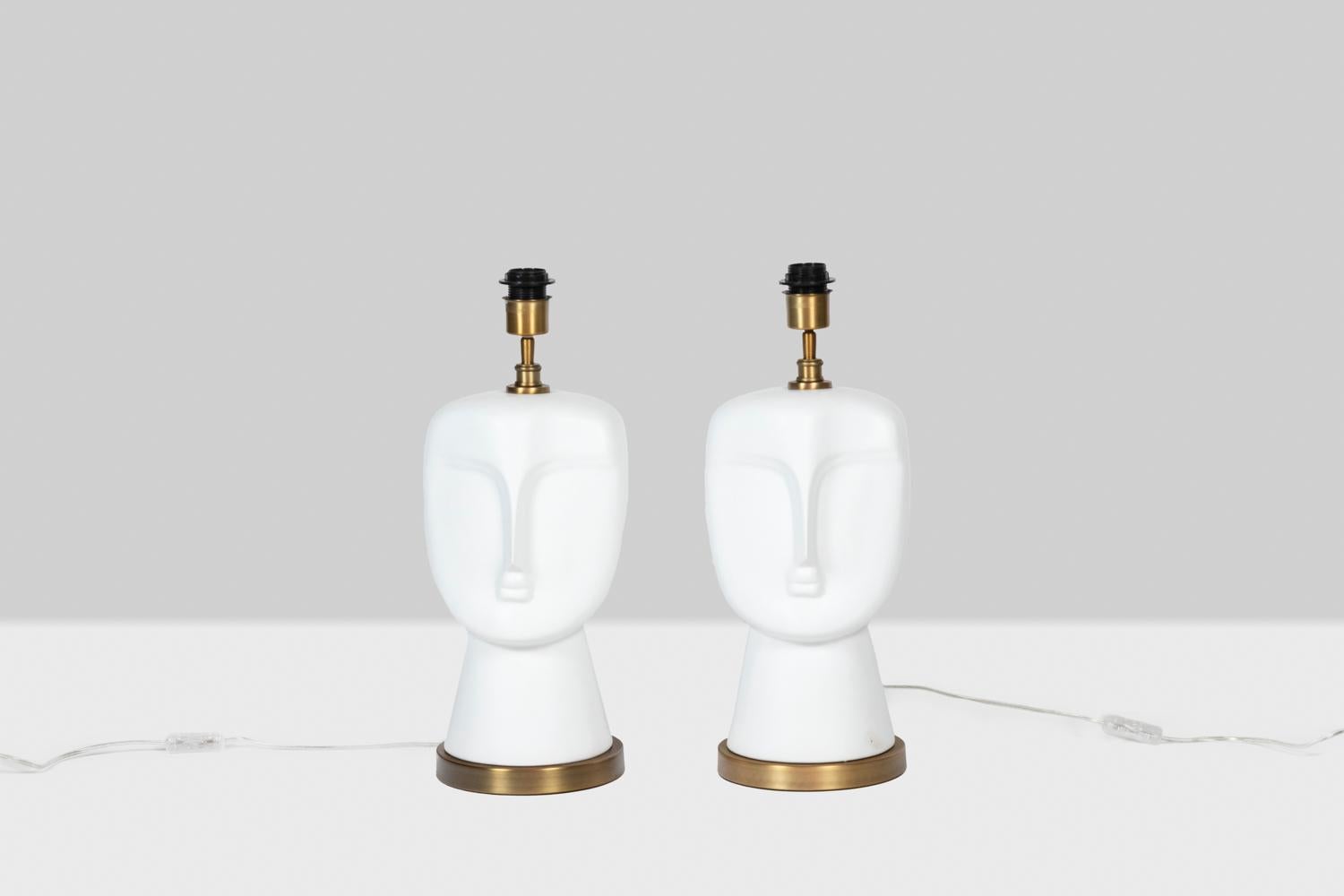 Ein Paar Opal-Lampen mit stilisierten Gesichtern, mattweiß und auf einem runden Sockel aus vergoldetem Messing ruhend.

Im 20. Jahrhundert realisierte Arbeiten.

Möglichkeit des Kaufs einer Lampe allein zum Preis von 1900 Euro.

Neue und funktionale