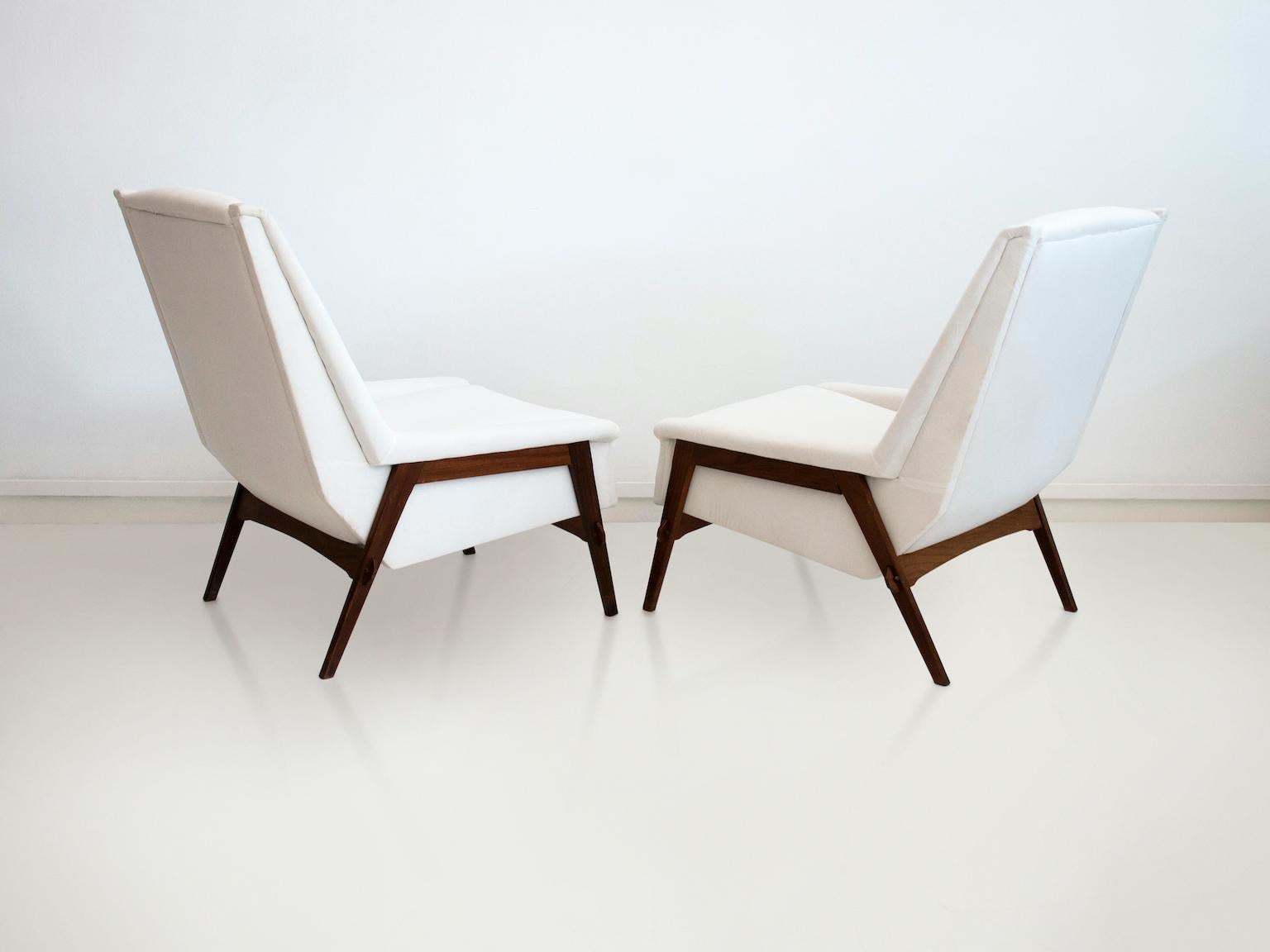 Pair of White Armchairs with Stained Oak Frame In Good Condition In Madrid, ES