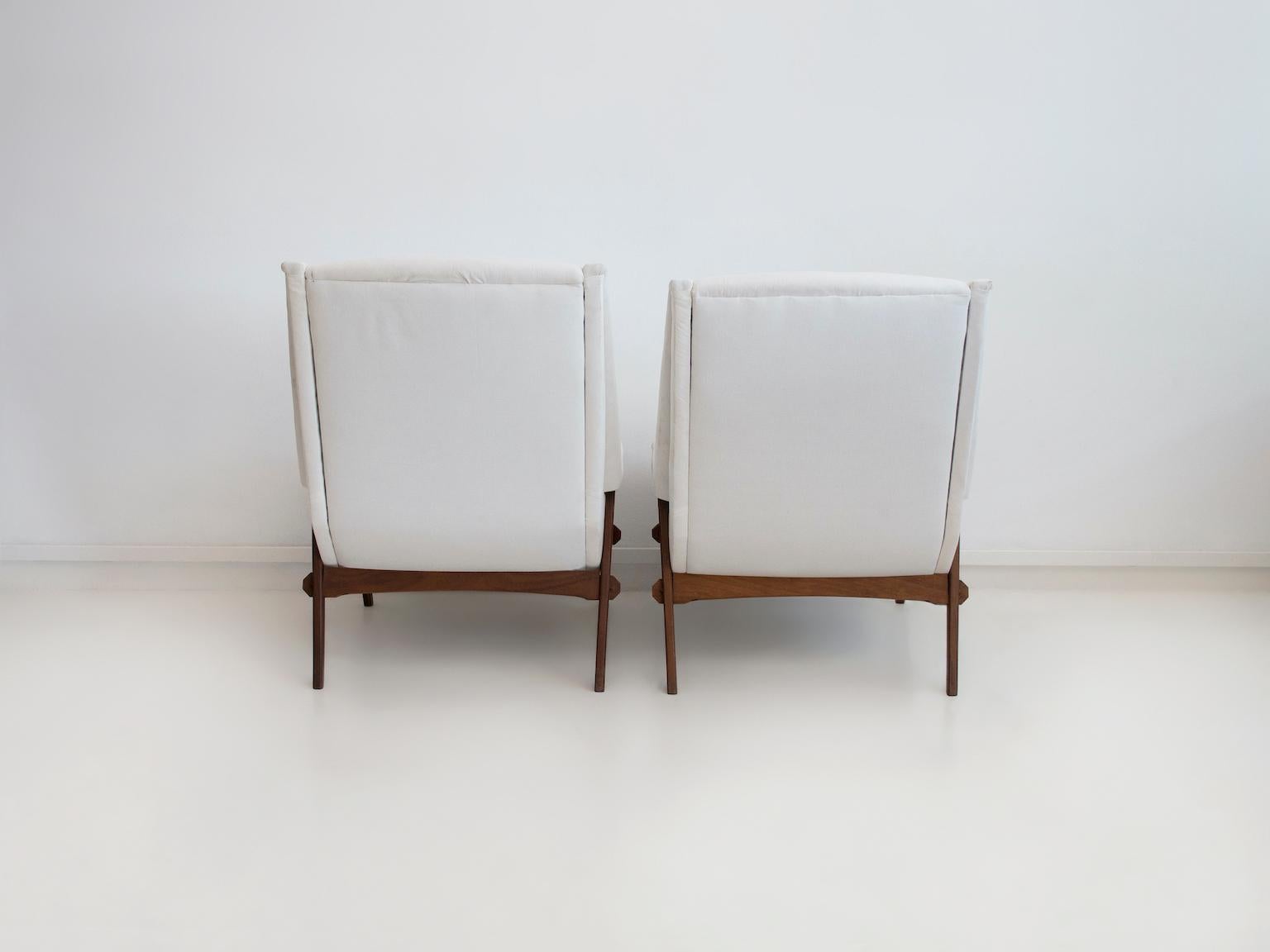 20th Century Pair of White Armchairs with Stained Oak Frame