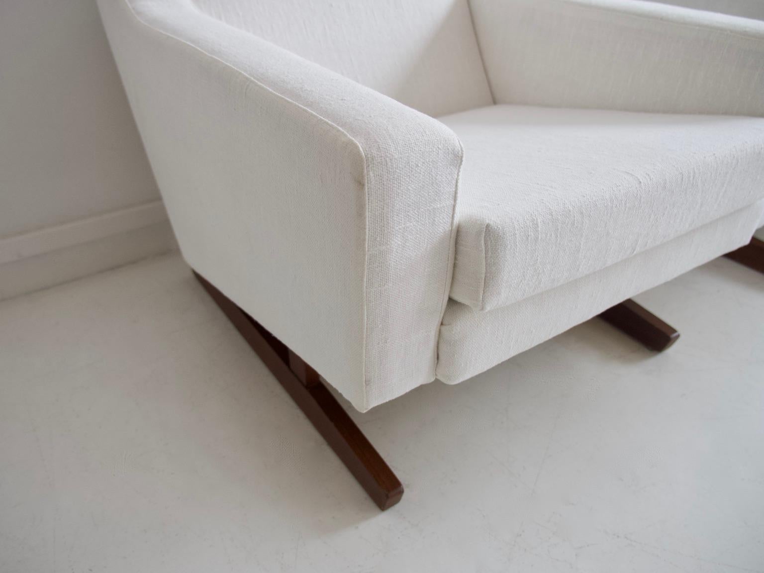 Pair of White Armchairs with Teak Legs 5