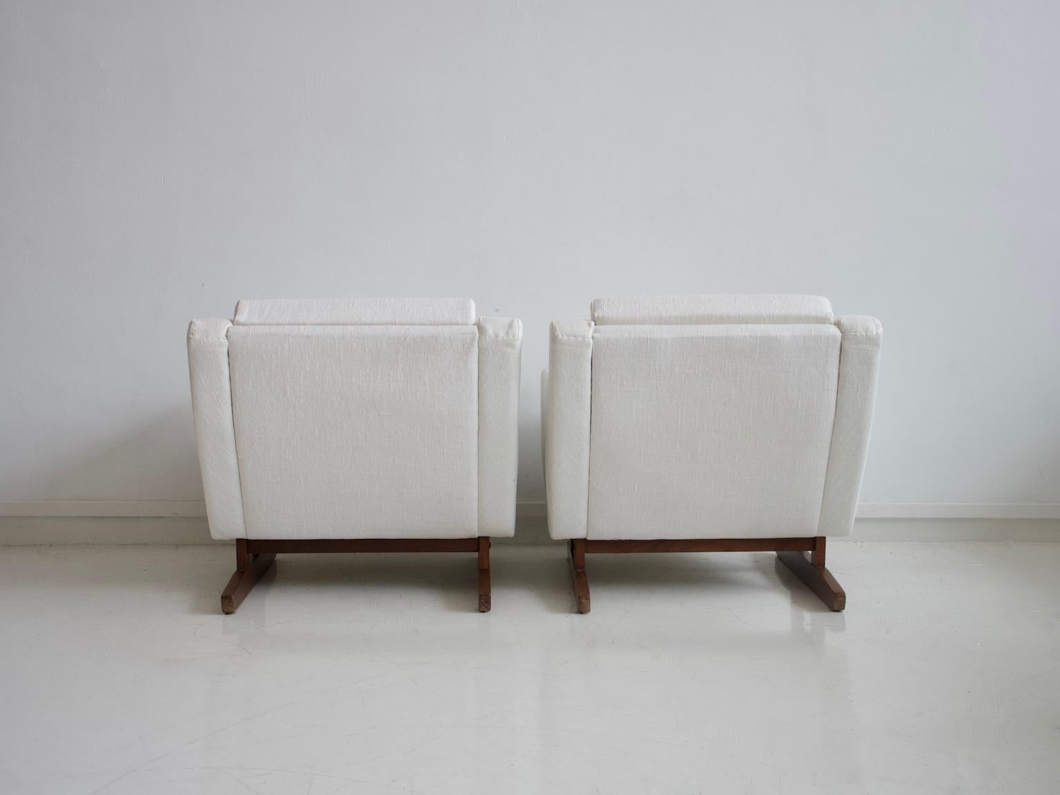 Pair of White Armchairs with Teak Legs In Good Condition In Madrid, ES