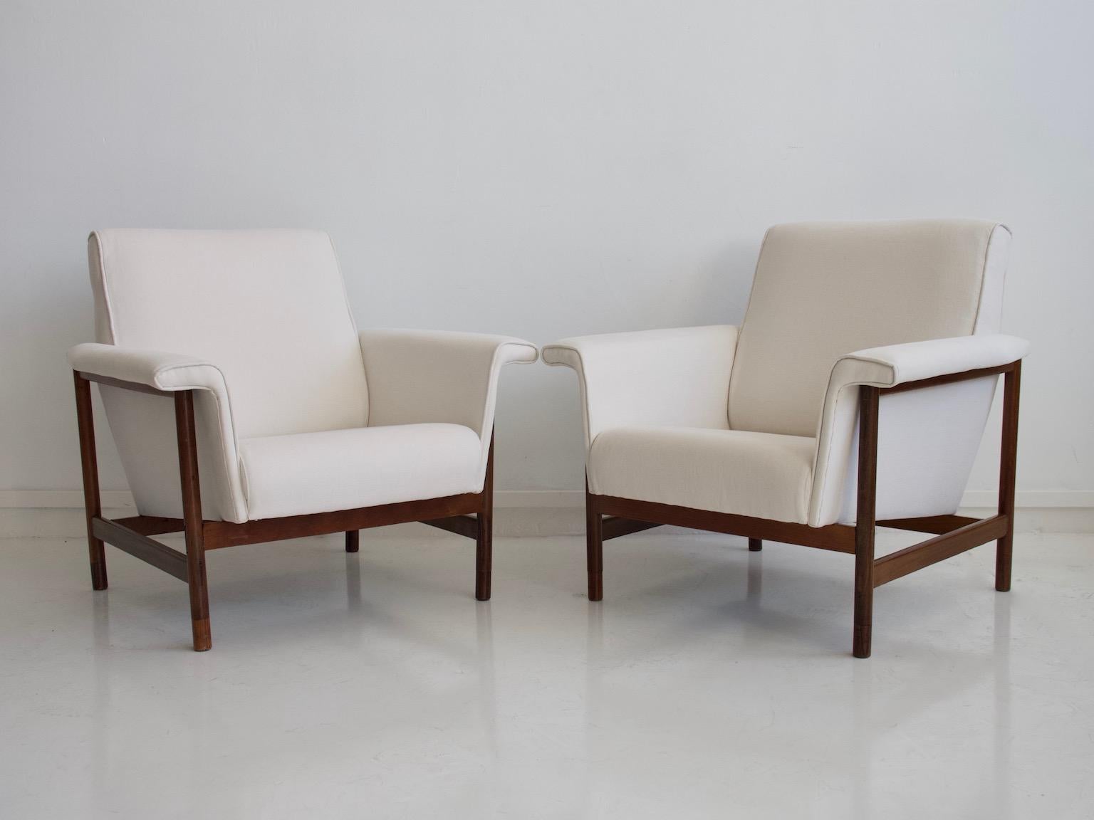 Pair of Italian armchairs from the 1960s. Frame made of teak, recently reupholstered with white fabric.
