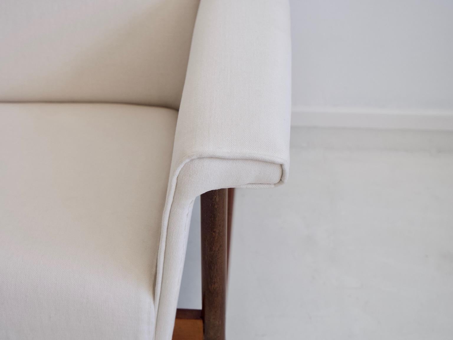 Pair of White Armchairs with Wooden Frame In Good Condition In Madrid, ES