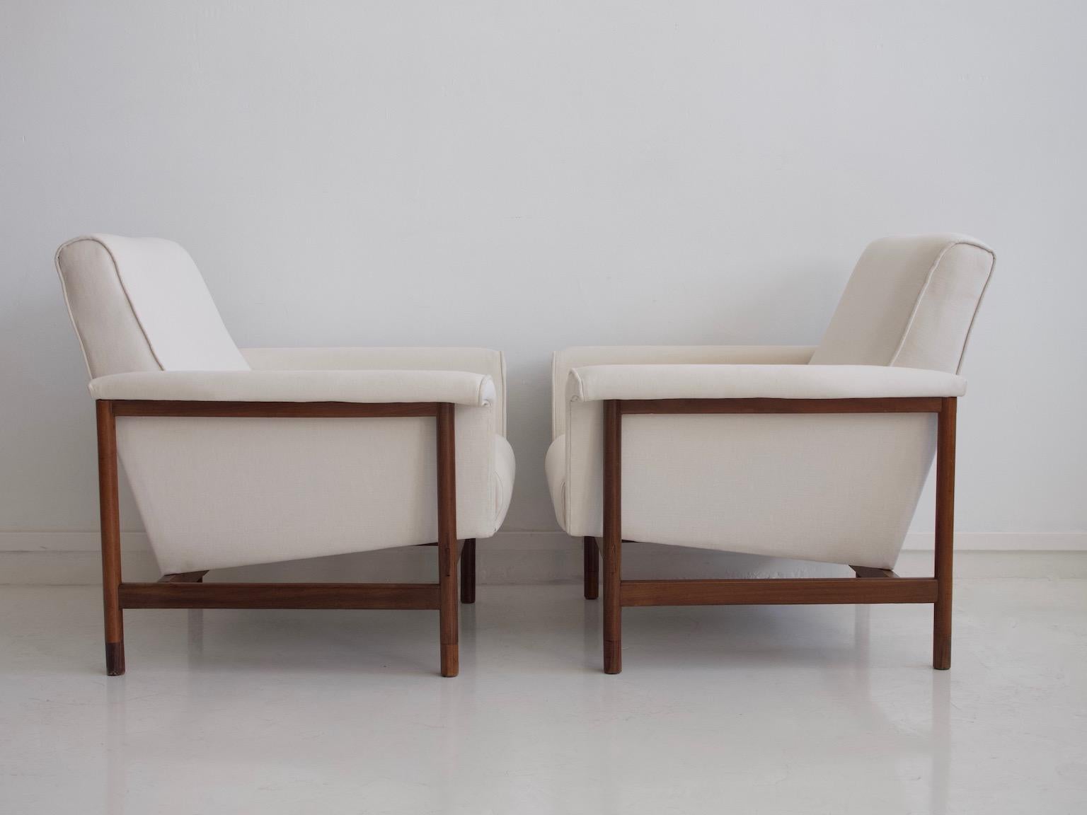 Pair of White Armchairs with Wooden Frame 1