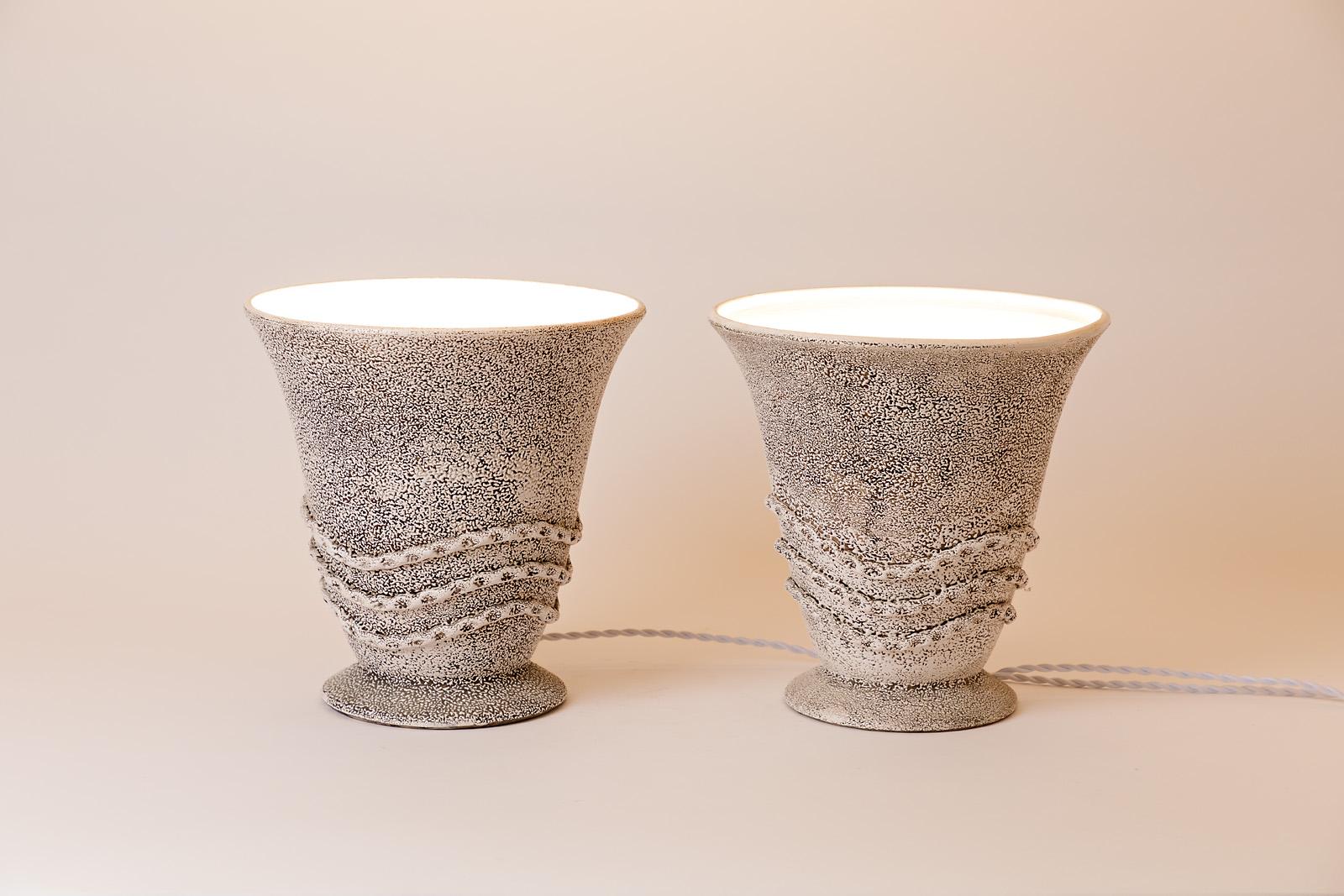 Paar weiße Art-Déco-Tischlampen aus Keramik im Stil von Besnard, 1940 im Angebot 2