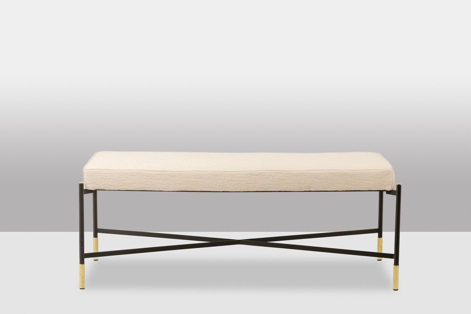 Coppia di panchine. Seduta in tessuto bianco. Base in metallo laccato e dorato. Lavoro svolto negli anni '2000.

Dimensioni: H. 49 x L. 123 x P. 43 cm

Riferimento: LS6364756M

Possibilità di acquistare una panchina da sola al prezzo di 1800 euro.